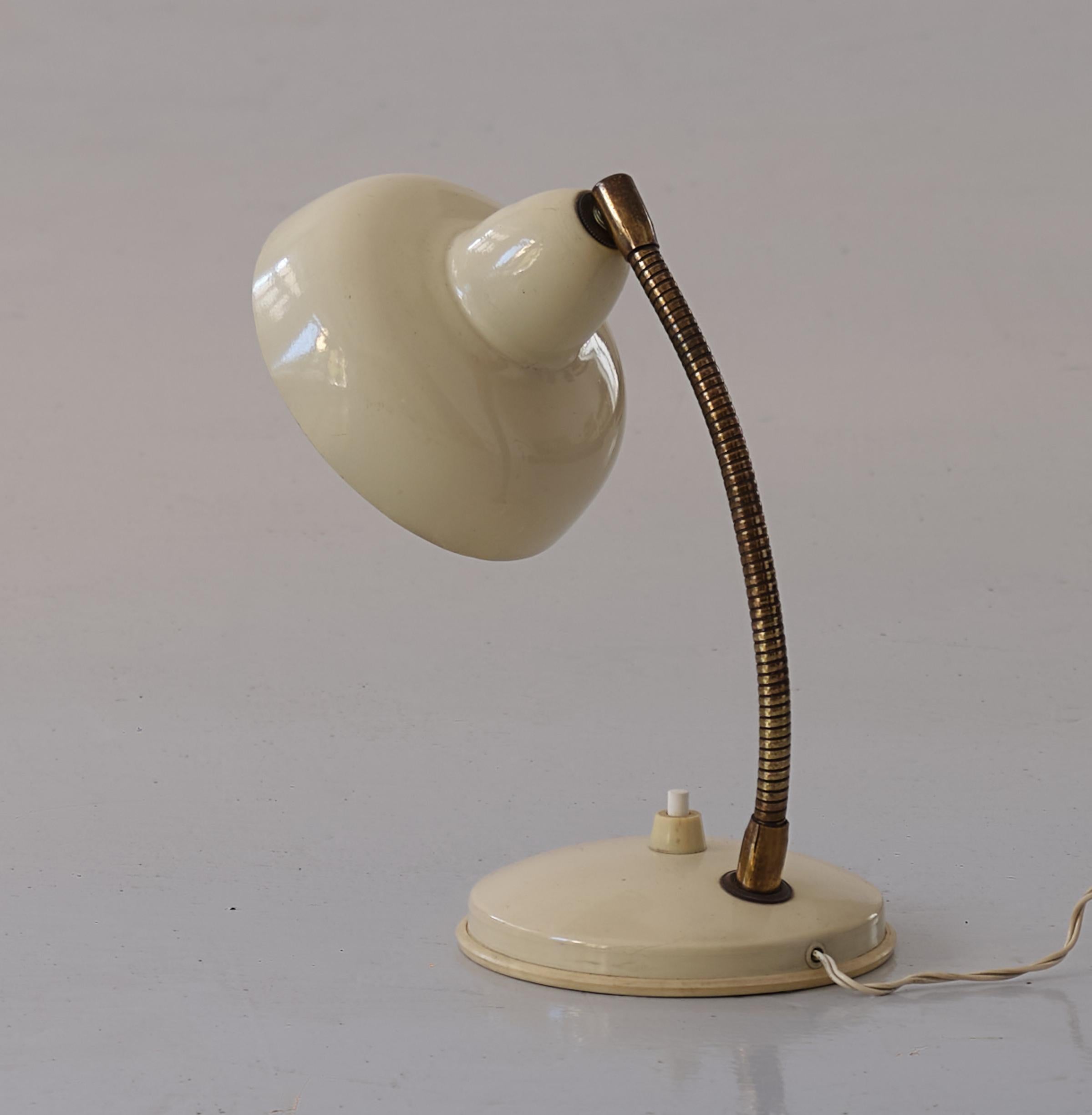 Mid-Century Modern Vintage Italian Table or Desk Lamp in Cream Lacquered Metal and Brass, 1950s en vente