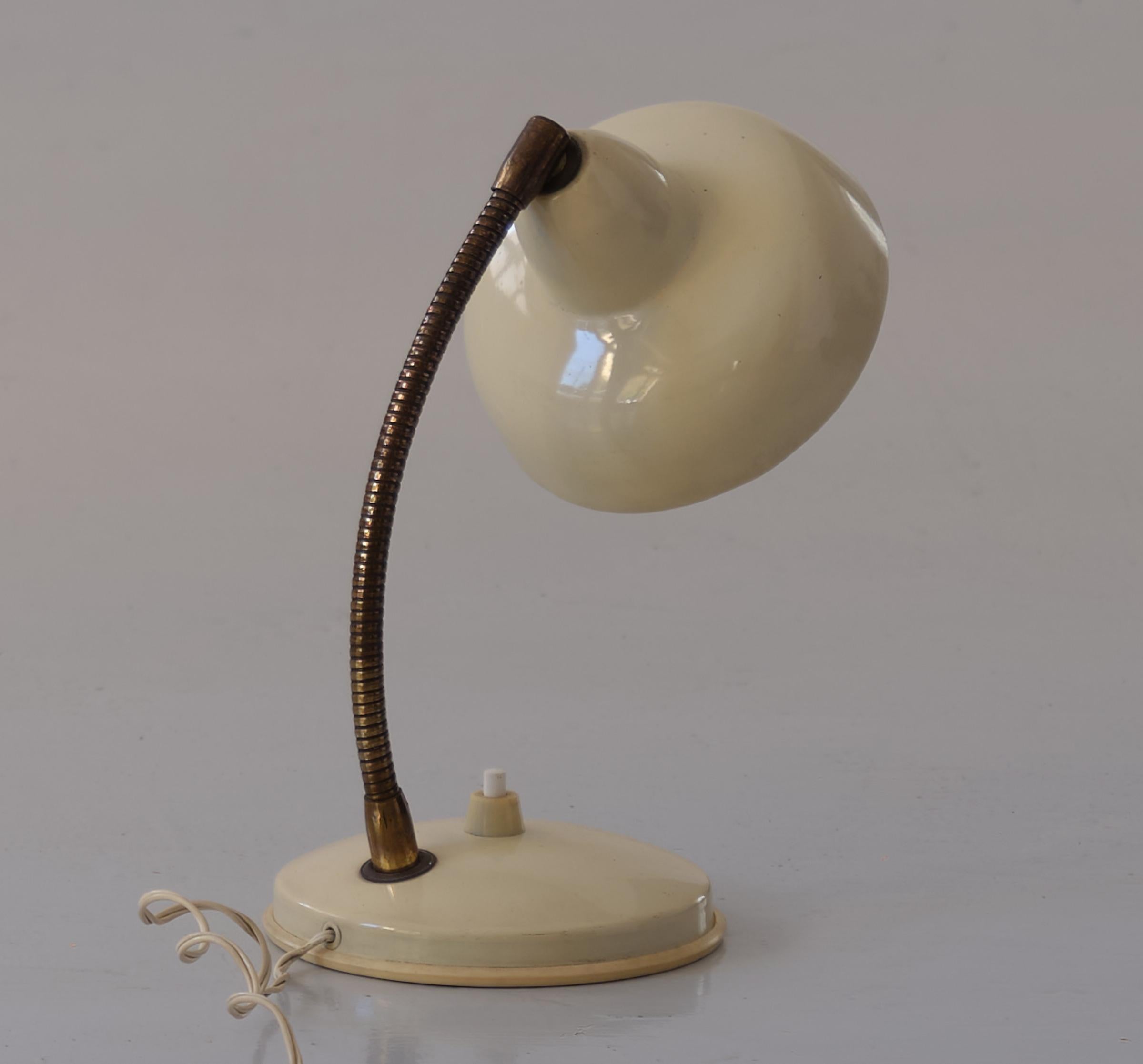 italien Vintage Italian Table or Desk Lamp in Cream Lacquered Metal and Brass, 1950s en vente
