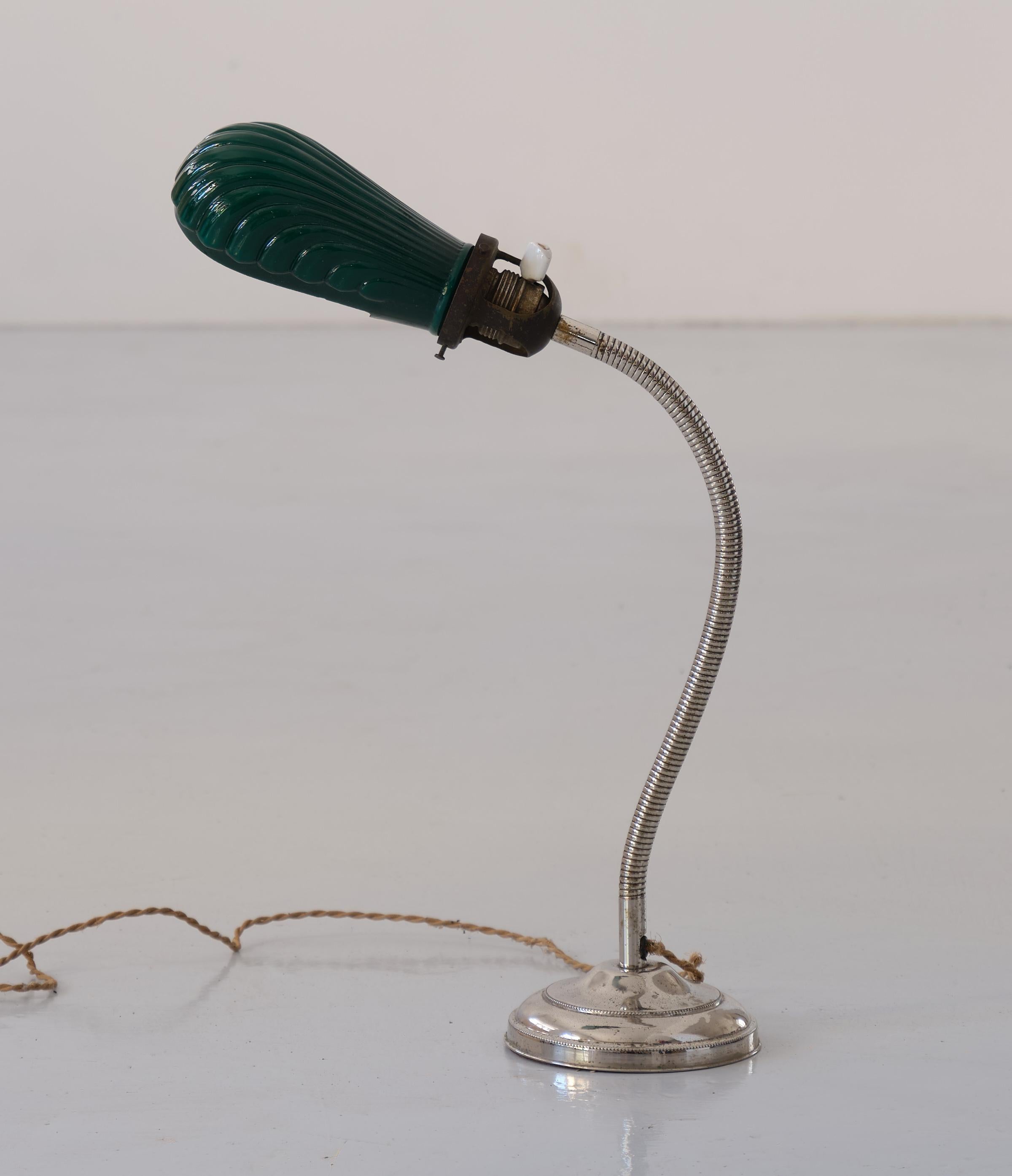 Vintage Tischlampe, aus verchromtem Metall und grünem Glasschirm , Italien

Muschelförmiger Lampenschirm und zweifarbiges Glas, außen grün und innen weiß
Diese Lampe ist in gutem Vintage-Zustand.

Keramischer Drehschalter. 
Originaler