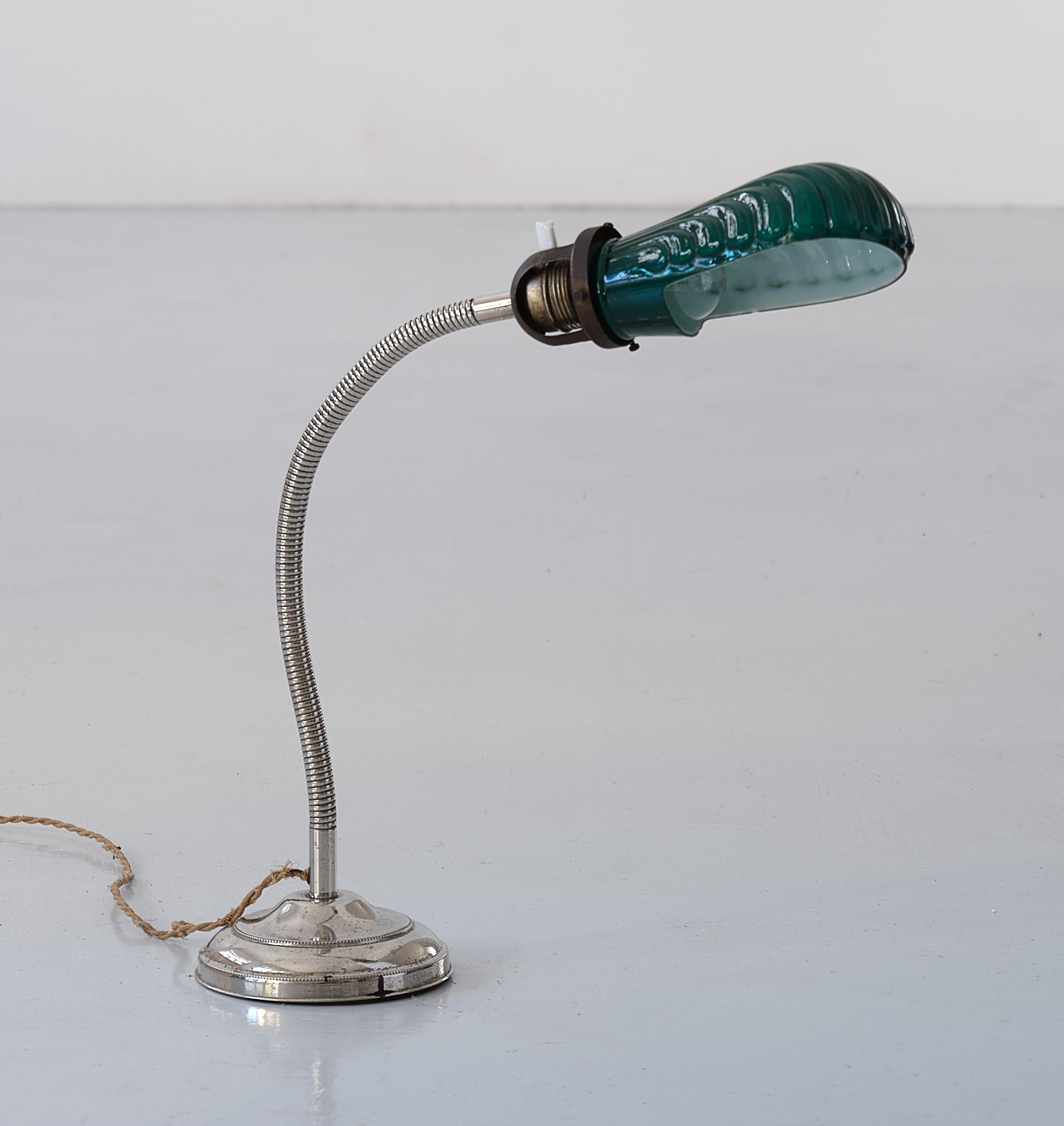 Italienische Vintage-Tisch- oder Schreibtischlampe aus hellgrünem Glasschirm (Moderne der Mitte des Jahrhunderts) im Angebot