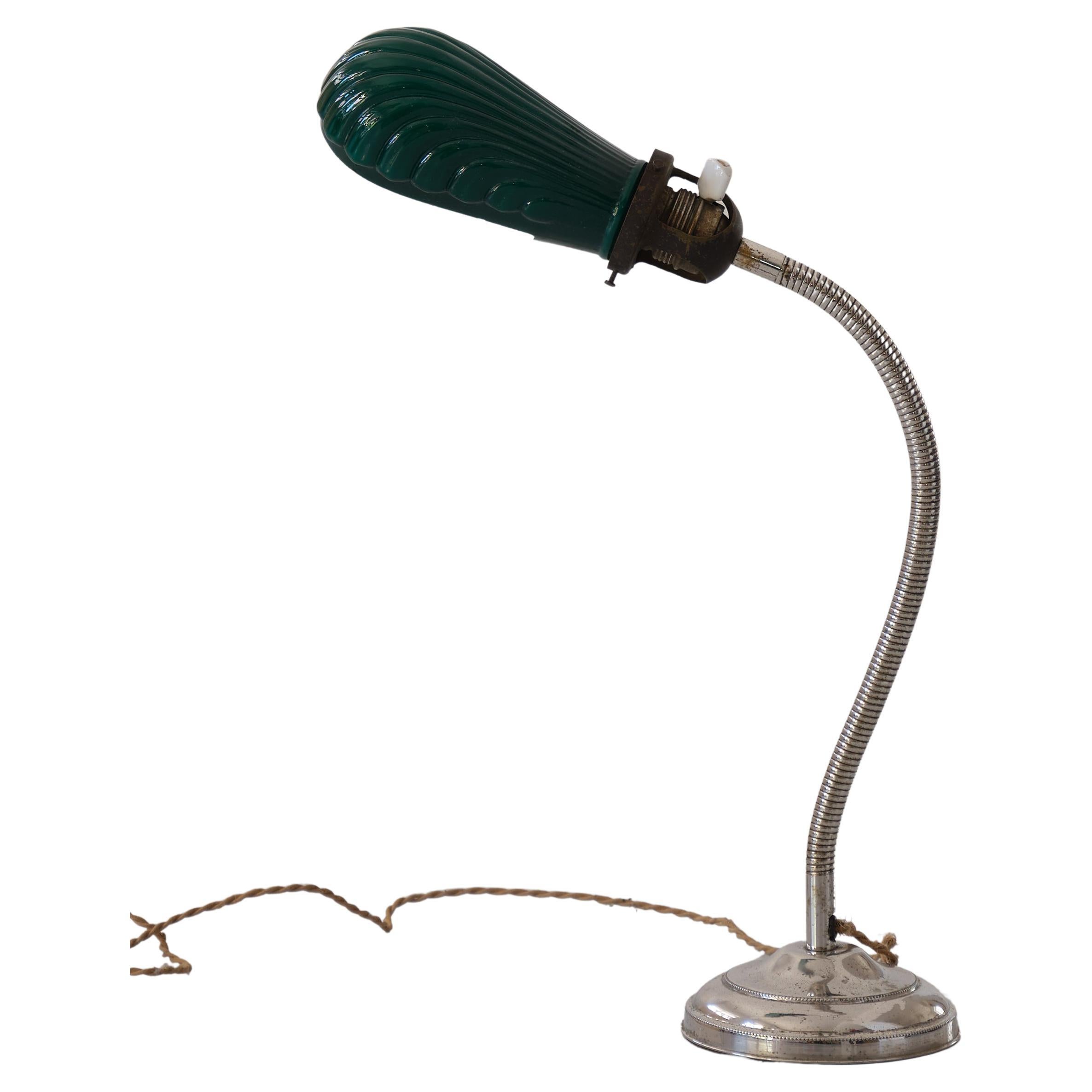 Lampe de table ou de bureau italienne vintage avec abat-jour en verre vert clair en vente