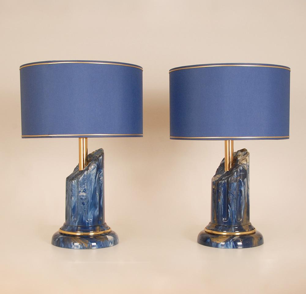 Lámparas de mesa Vintage Italianas, un par.
Representando columnas de Lapislázuli de imitación con latón dorado
La pantalla azul tiene adornos dorados y está nueva
El diseño: Al estilo de Karl Springer, 
Estilo: Moderno de mediados de siglo,