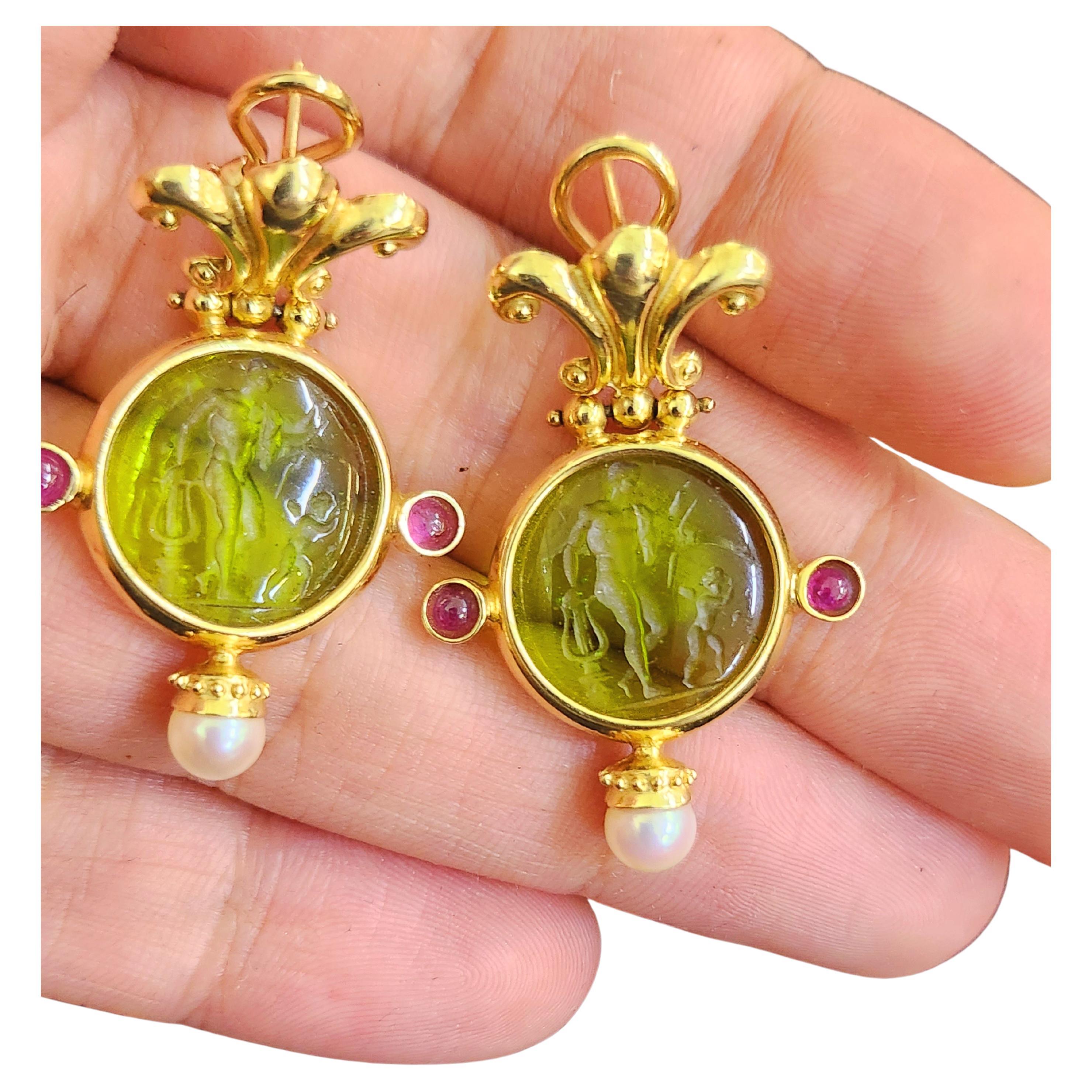 Pendientes vintage italianos retro 1945/1950s grandes de oro de 14k centrados con tagliamonte verde oliva tallado camafeo de un hombre y un niño de perfil decorado con rubíes y perlas peso total de los pendientes 15,50 gramos y 4cm de longitud  hall