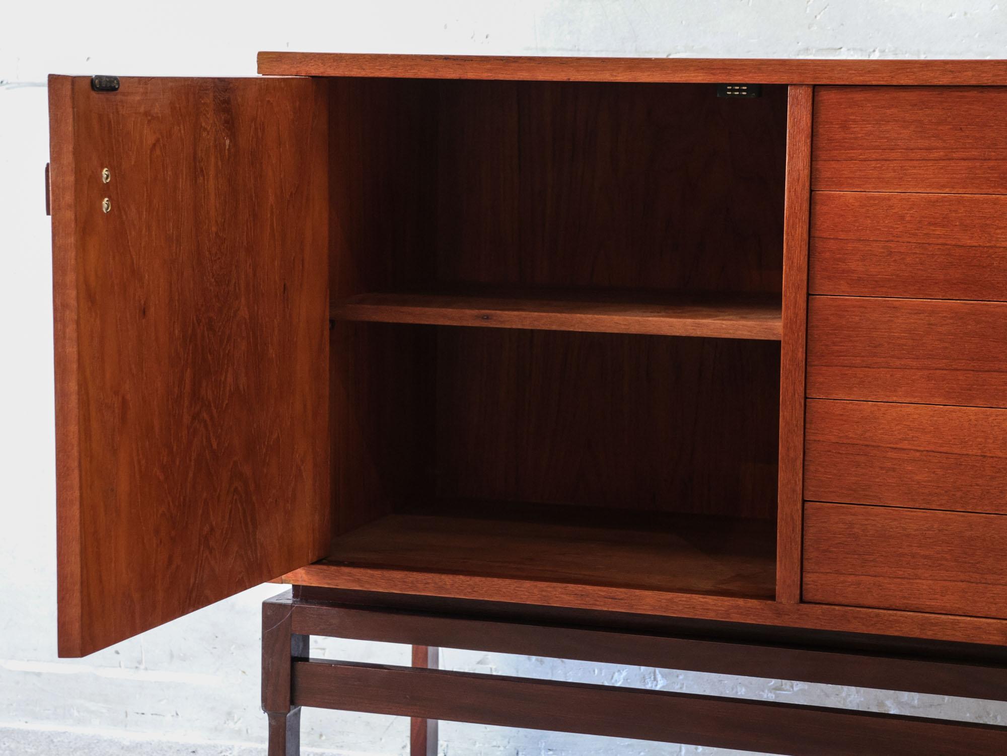 Vintage Italian teak sideboard in the style of Vittorio Dassi, 1970s For Sale 5