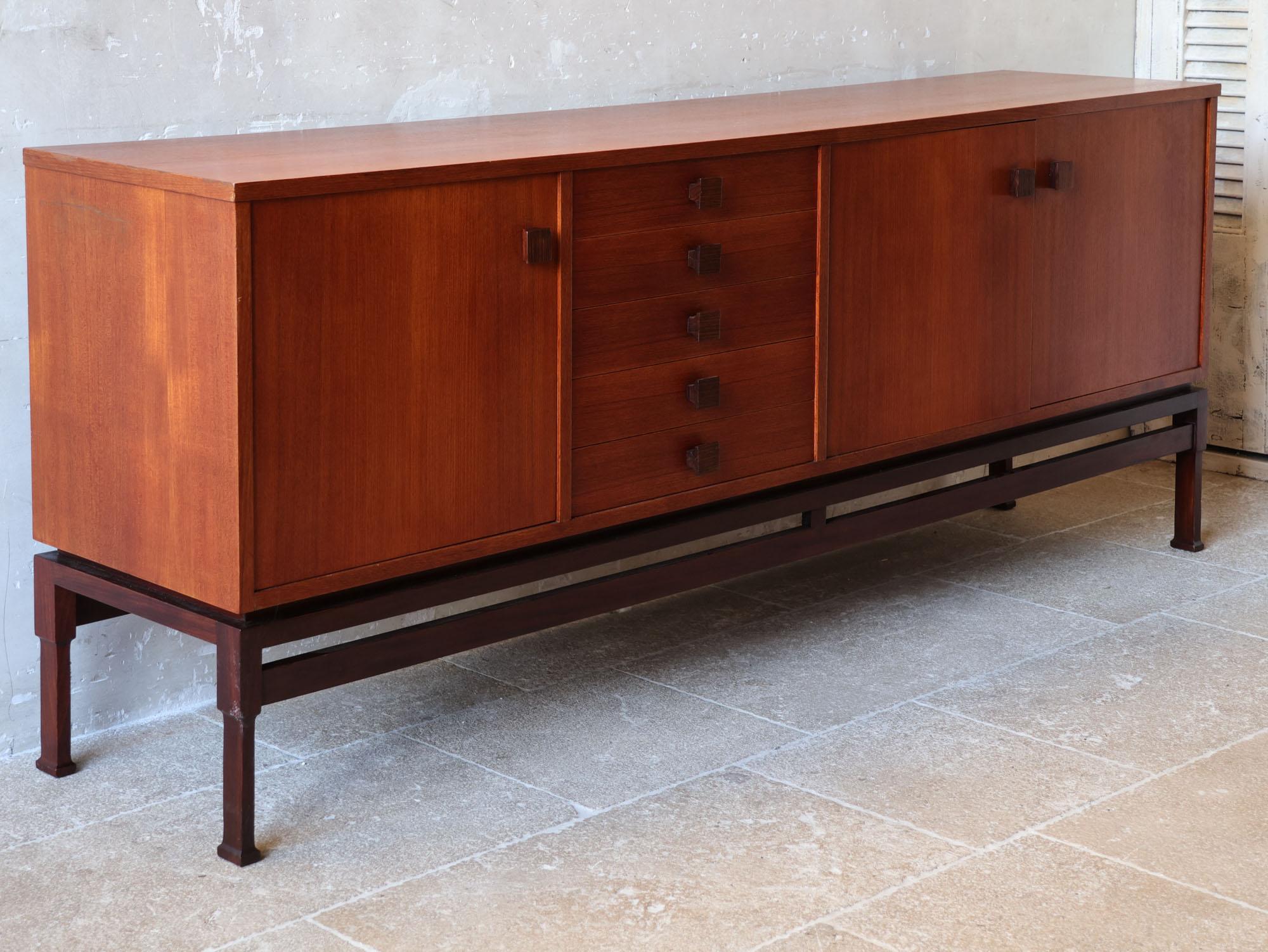 Vintage Italian teak sideboard in the style of Vittorio Dassi, 1970s In Good Condition For Sale In Baambrugge, NL