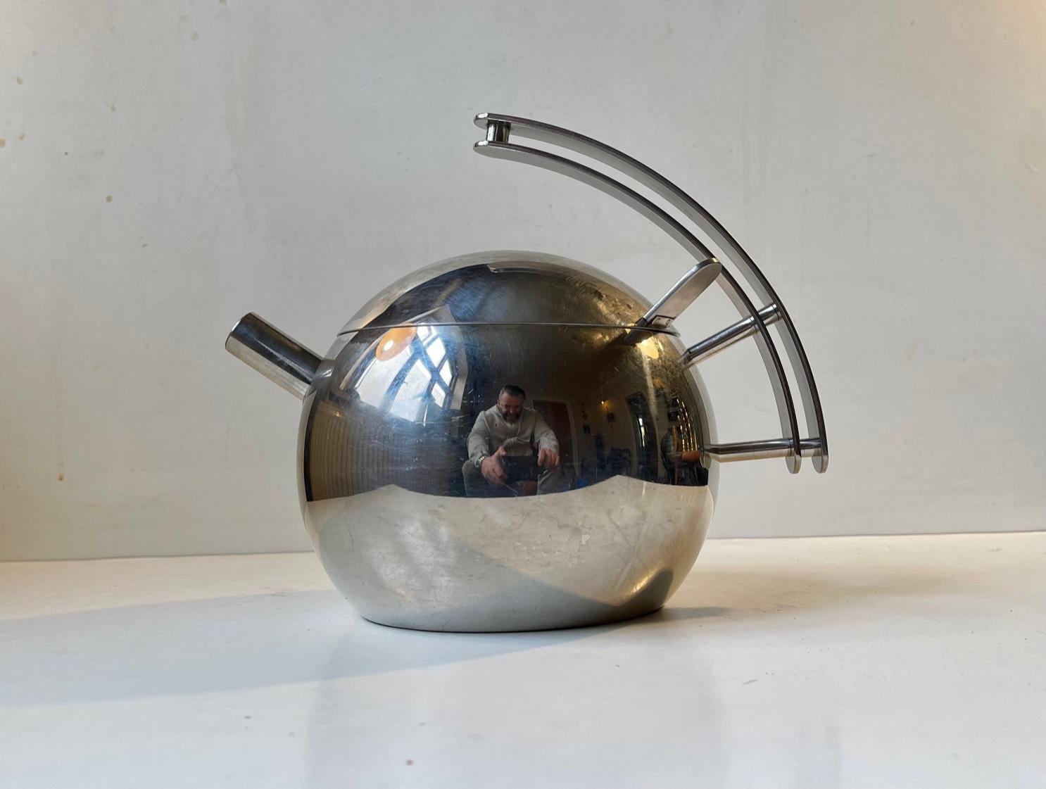 Minimalistic teapot in mirror polished stainless steel. Designed and manufactured by Arcimede Stella Collection in Italy during the 1980s in a style reminiscent of Stelton and Arne Jacobsen. Measurements: height: 21 cm, diameter: 18 cm. Capacity up
