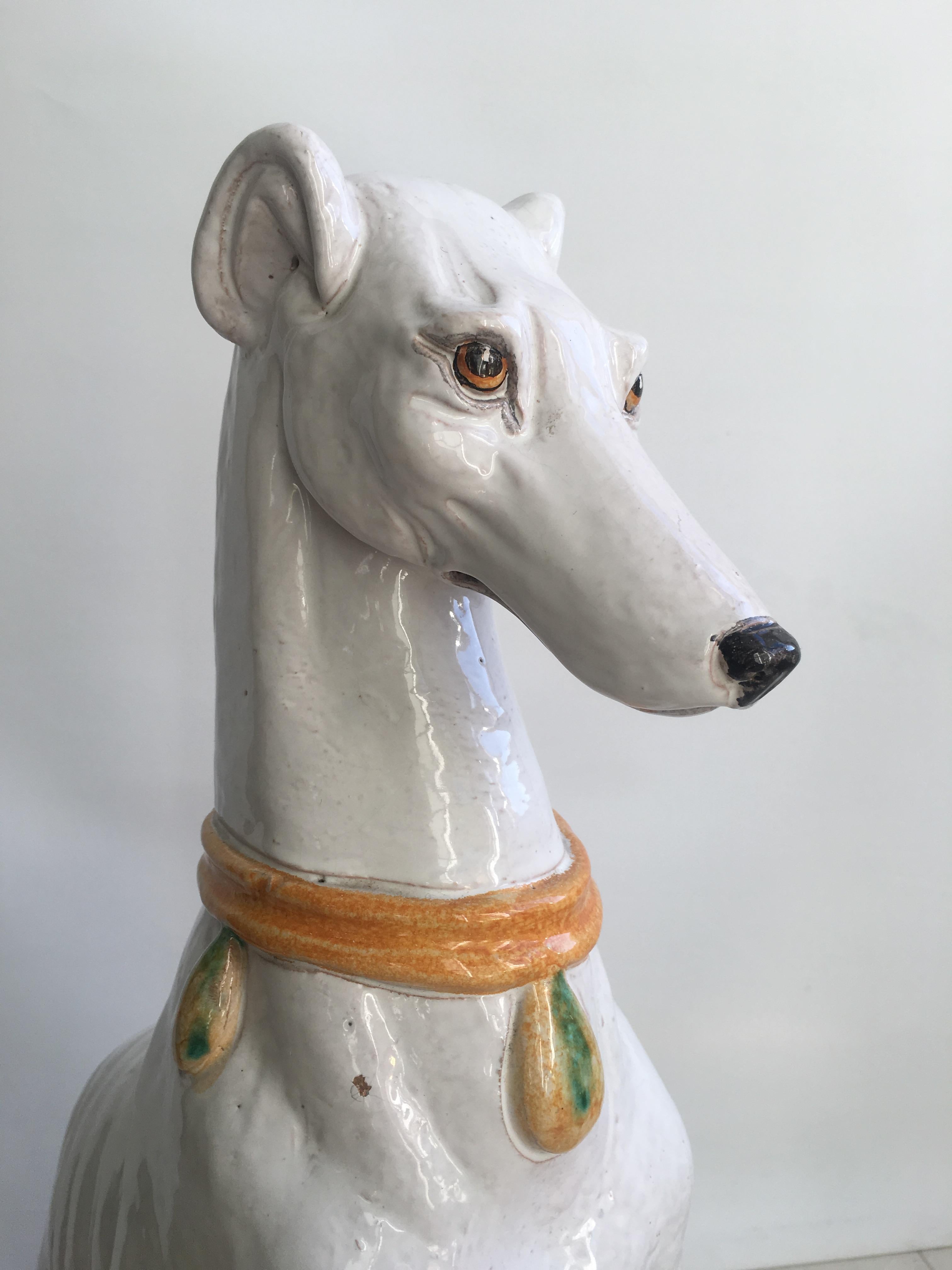 Favoloso whippet in terracotta proveniente dall'Italia, circa 1960

Colletto e dettagli dipinti in modo accattivante

Dimensioni complete

Alcune piccole scheggiature sulle dita dei piedi, come da immagini ravvicinate, ma nel complesso in