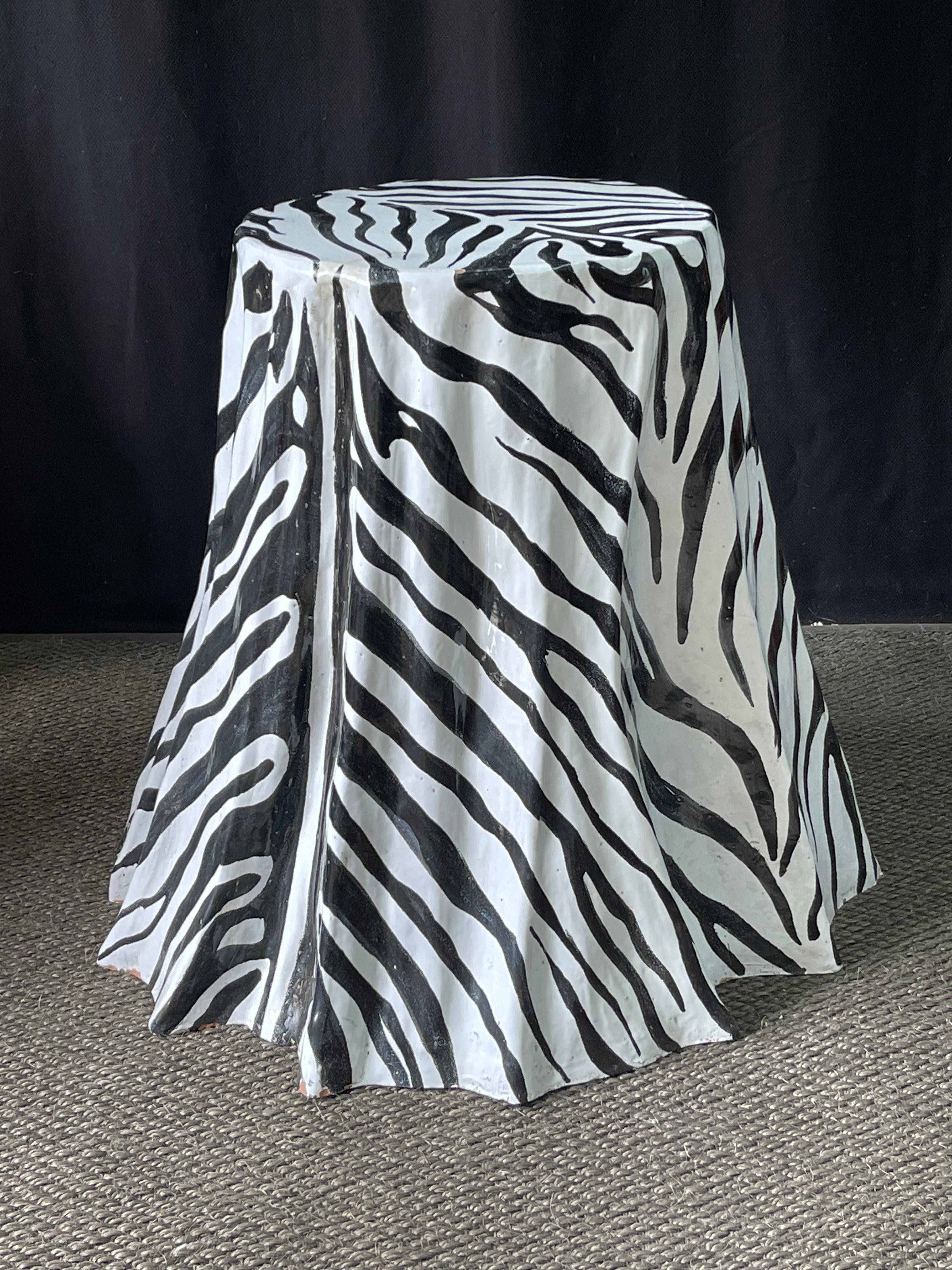 Italienischer Terrakotta-Tisch mit künstlerischem Schliff aus Zebra in glasierter Ausführung im Angebot 4