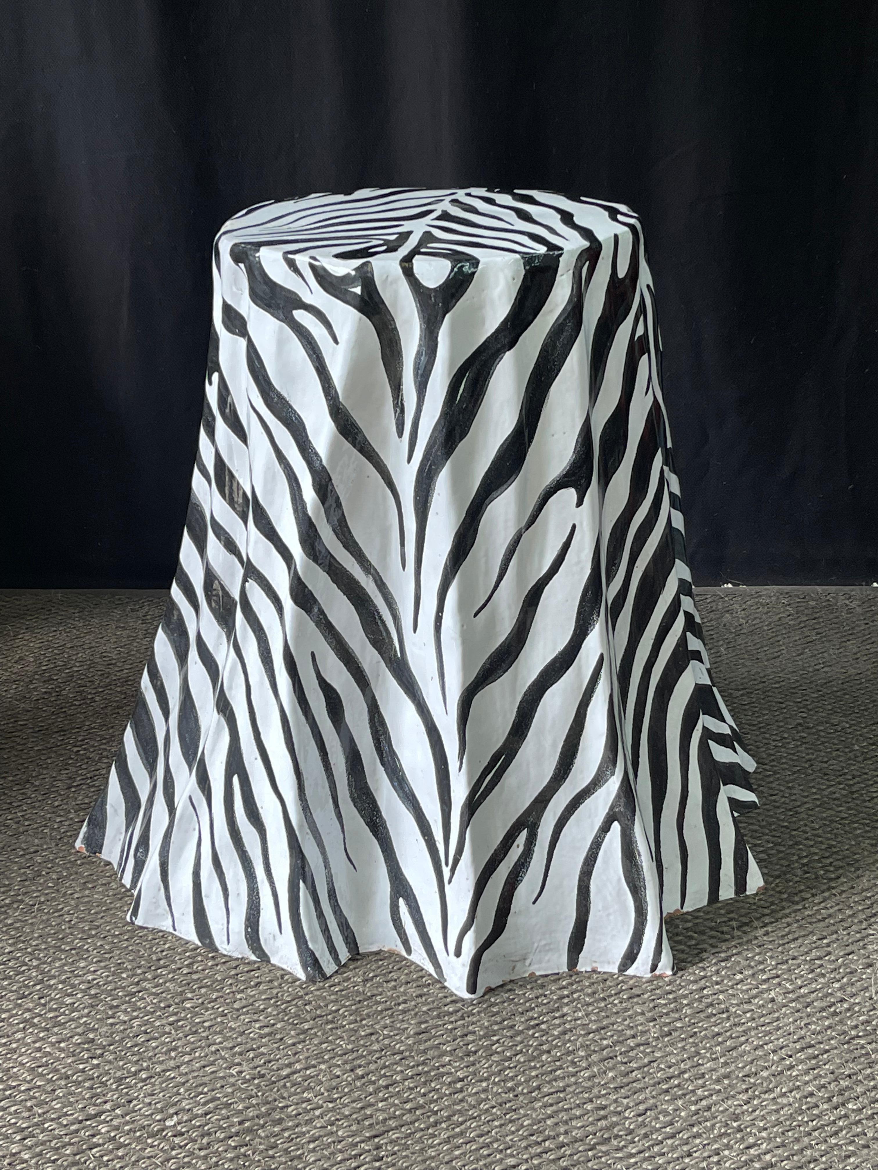 Italienischer Terrakotta-Tisch mit künstlerischem Schliff aus Zebra in glasierter Ausführung im Angebot 5