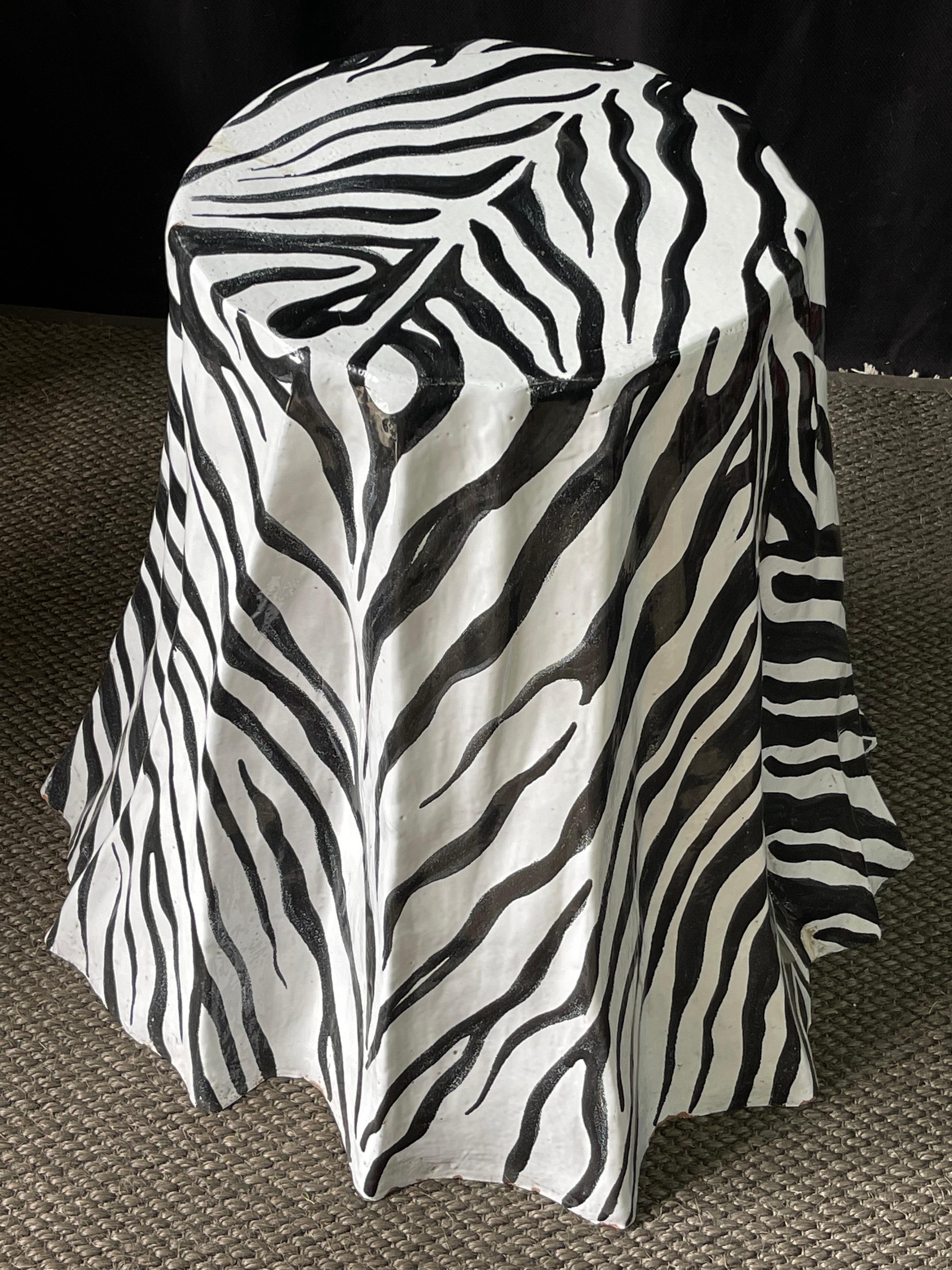 Italienischer Terrakotta-Tisch mit künstlerischem Schliff aus Zebra in glasierter Ausführung im Angebot 6