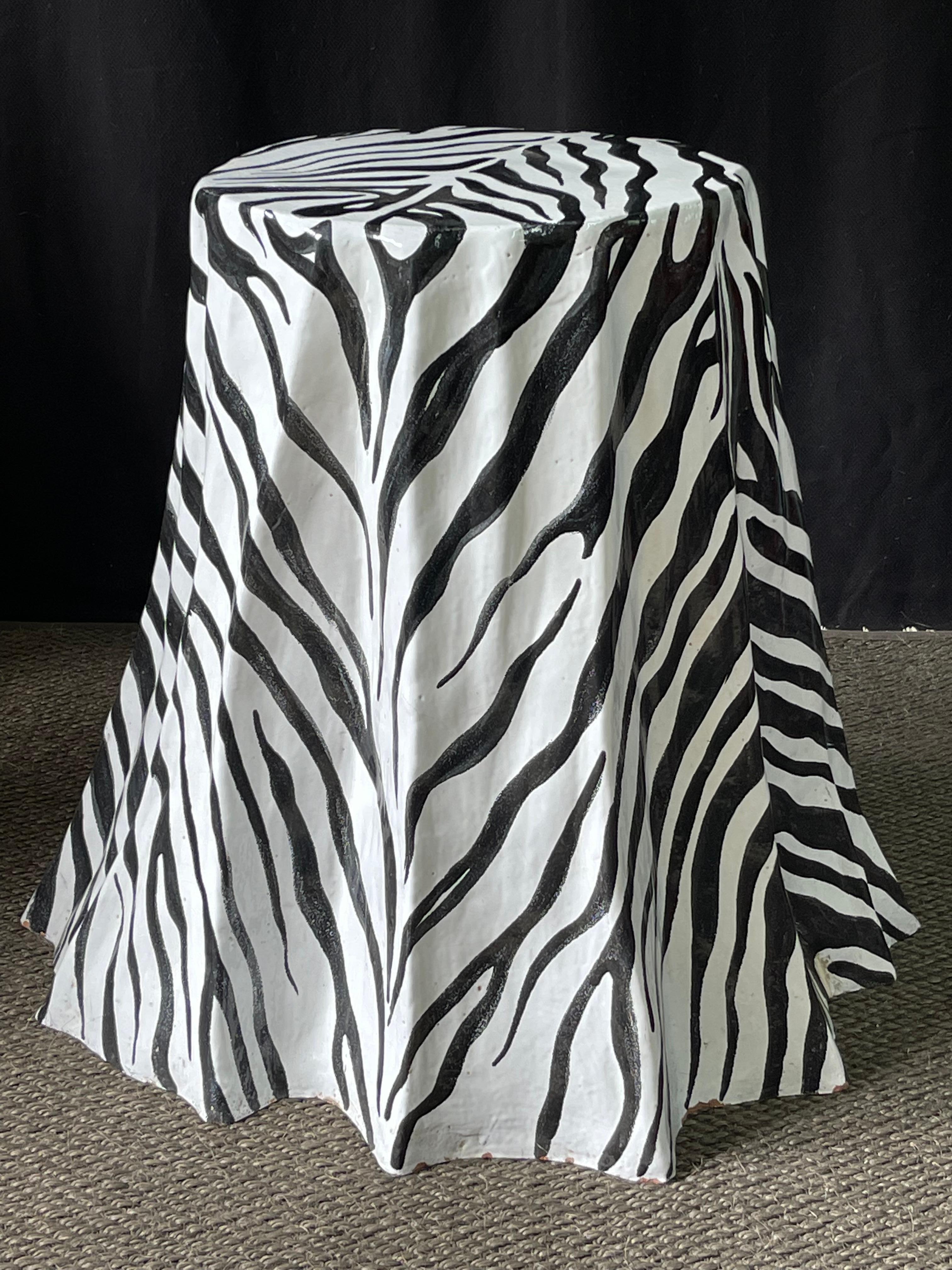 Italienischer Terrakotta-Tisch mit künstlerischem Schliff aus Zebra in glasierter Ausführung im Angebot 7