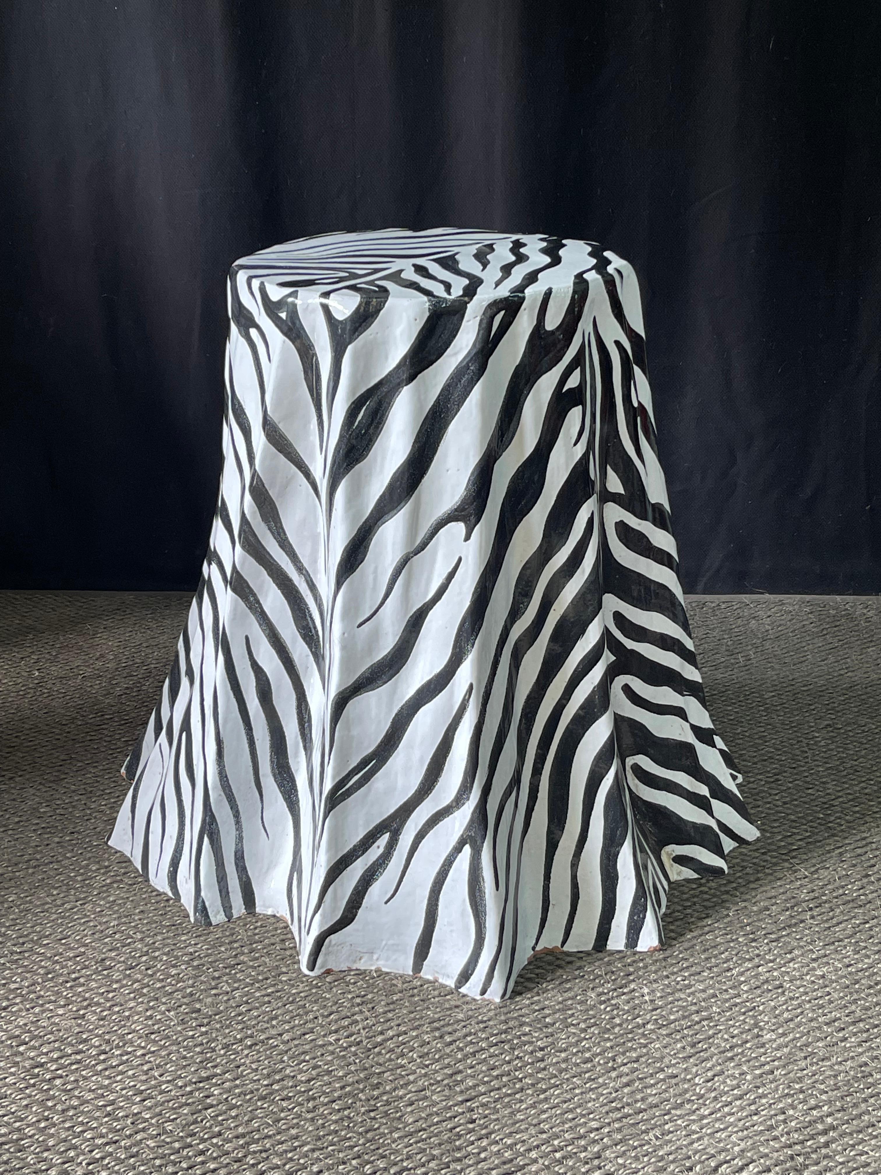 Italienischer Terrakotta-Tisch mit künstlerischem Schliff aus Zebra in glasierter Ausführung im Zustand „Gut“ im Angebot in Atlanta, GA