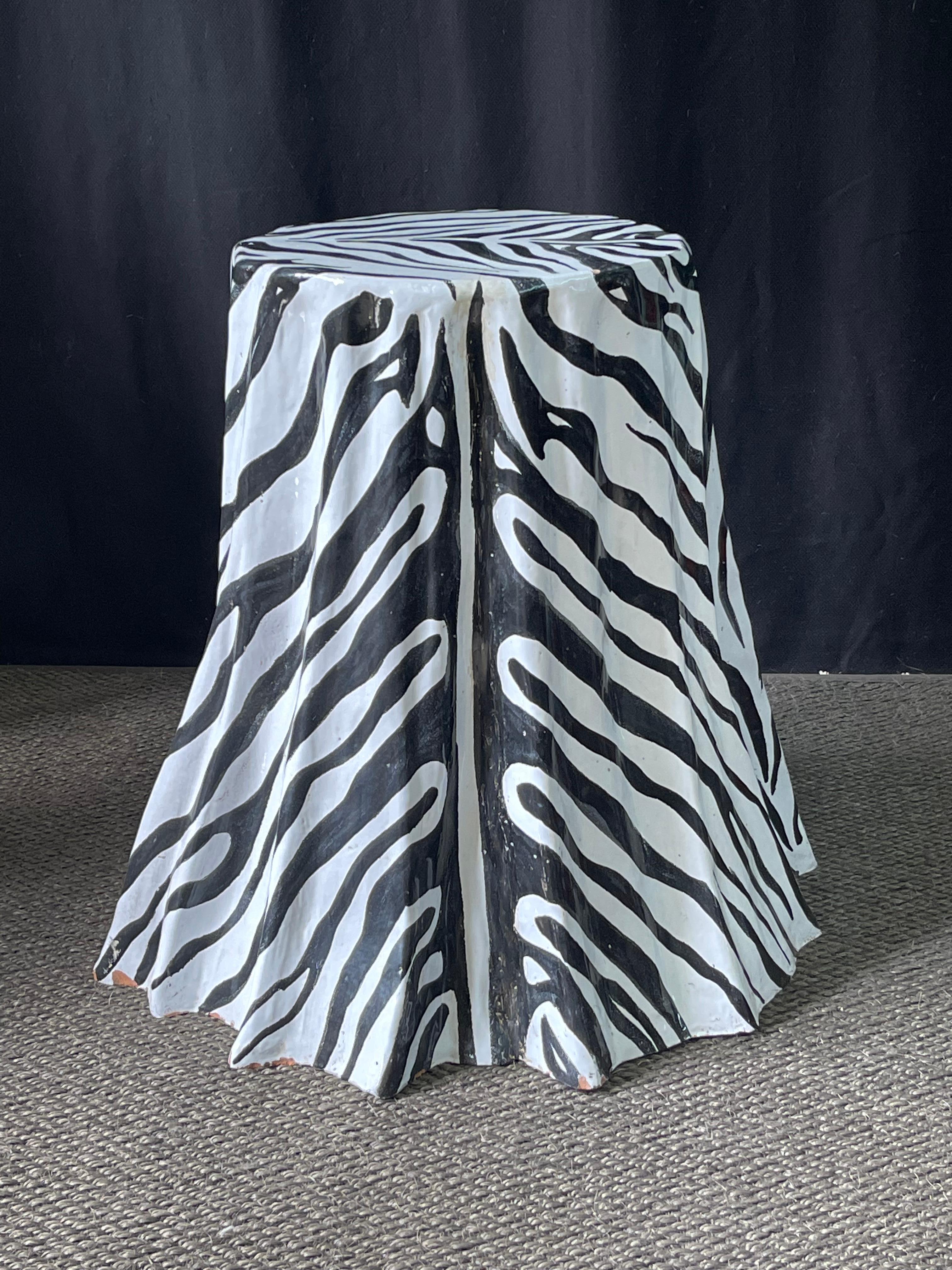 Italienischer Terrakotta-Tisch mit künstlerischem Schliff aus Zebra in glasierter Ausführung im Angebot 3