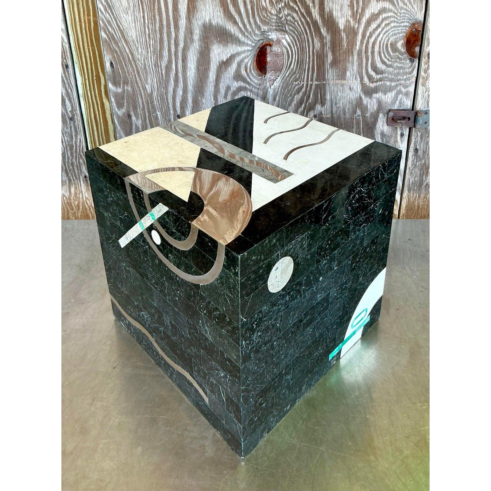 Immergez votre espace dans la sophistication audacieuse de ce cube en pierre tessellée italien vintage, un exemple frappant de l'art du design de la fin du 20e siècle. Fait à la manière d'Oggetti. Réputées pour leur approche artisanale, les pièces