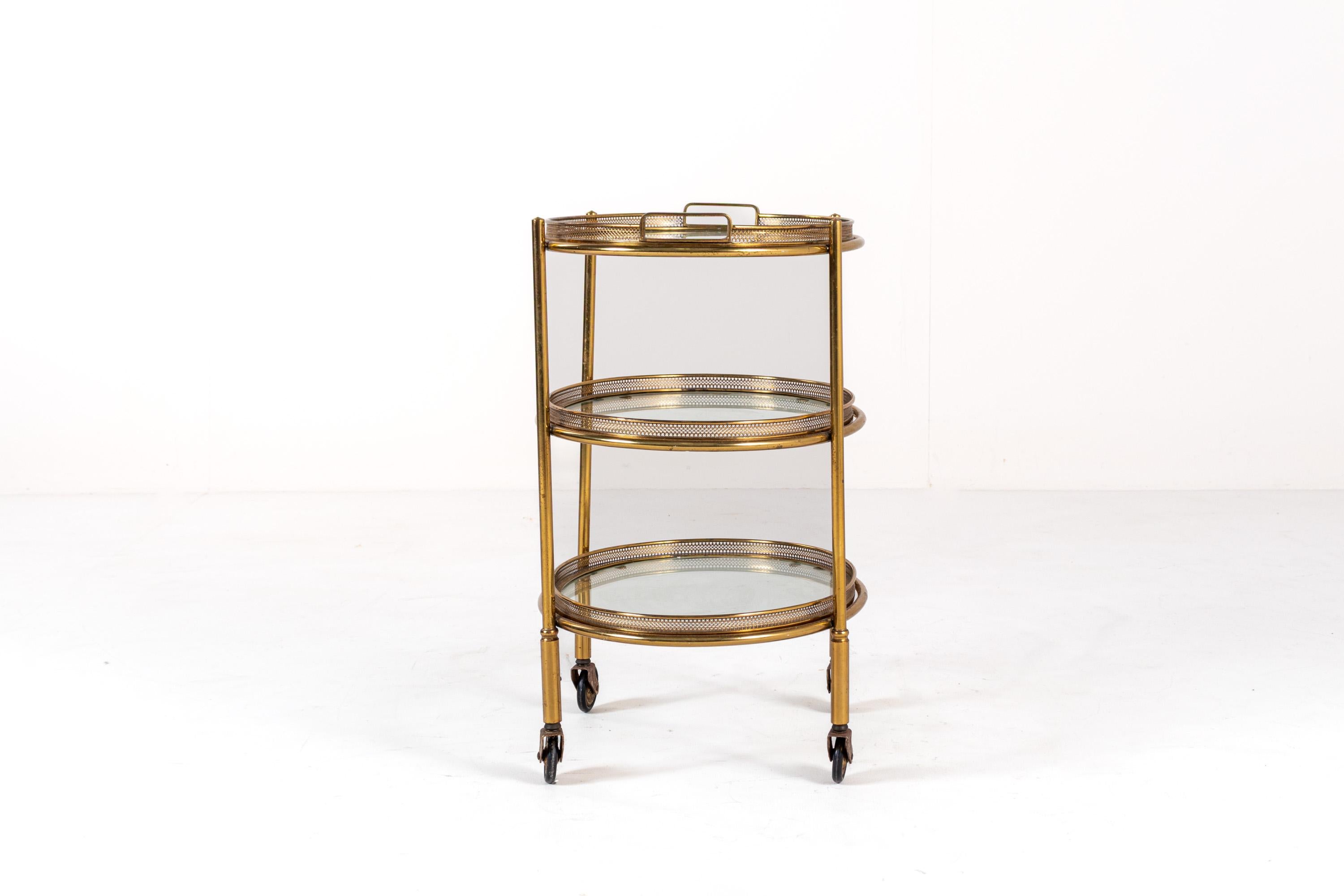 Laiton Vintage Italian Glass à trois niveaux en laiton et verre en vente