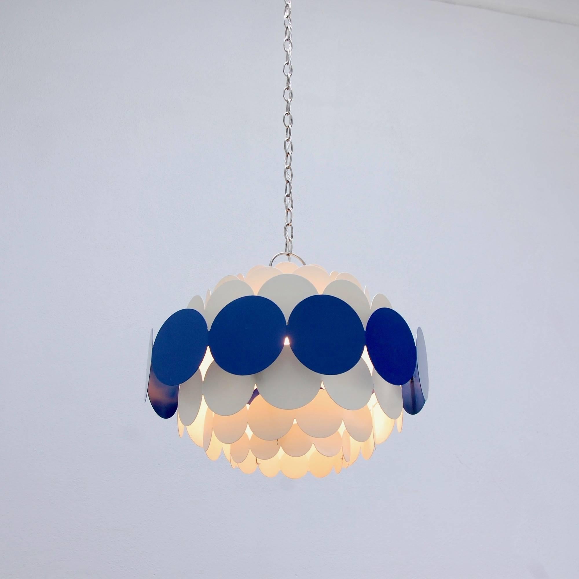 Modern and elegant midcentury vintage Italian tiered pendant chandelier in deep blue and cream painted steel and aged nickel. Original finish. Currently wired for the US. Three medium-based E26 sockets. Total maximum wattage recommended 180 watts.