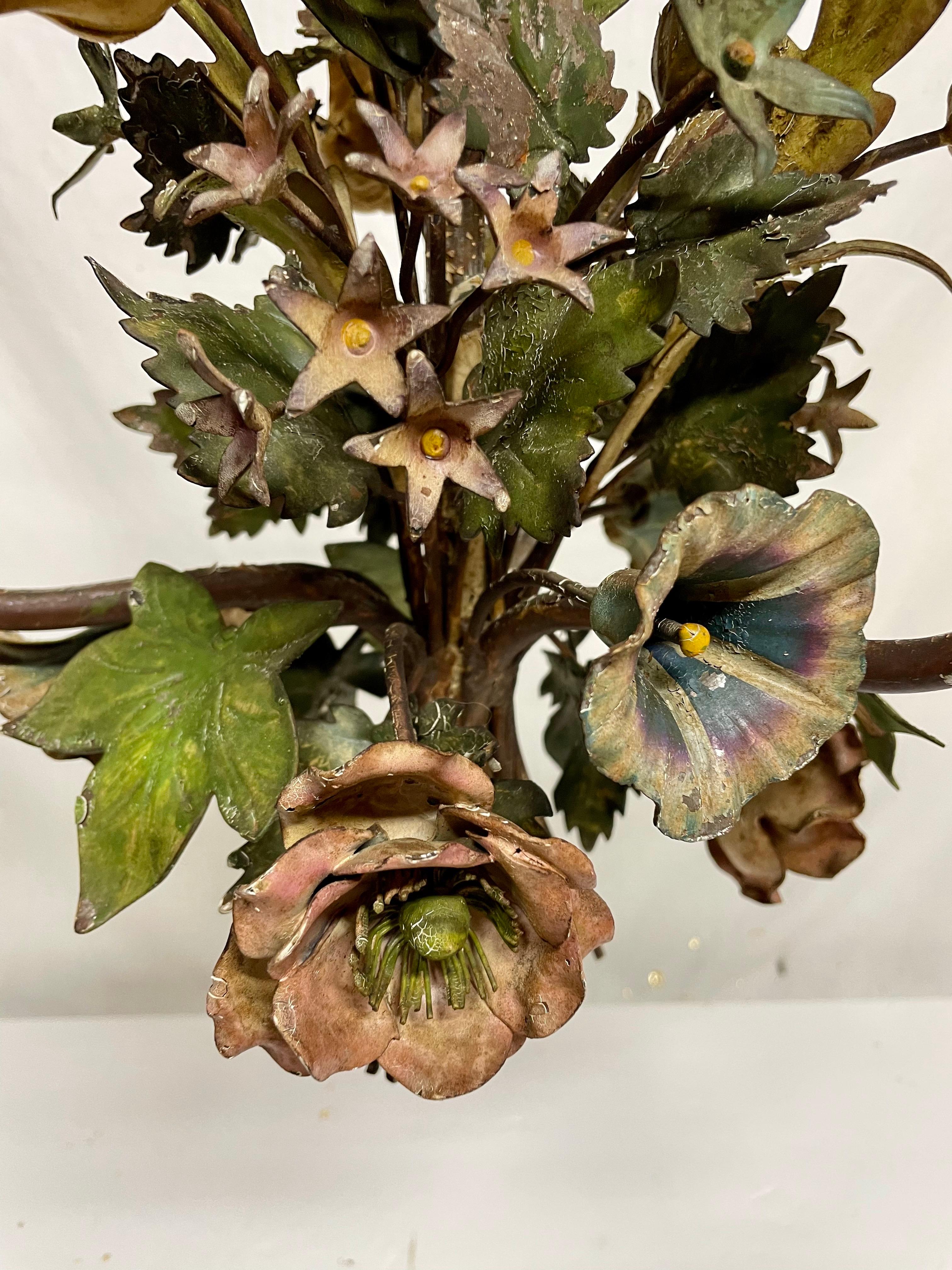 Hollywood-Regency-Kronleuchter mit Blumenbouquet. Wie ein Strauß mit vielen Arten von mehrfarbigen Blumen und Blättern. Originale Deckenkappe. Hergestellt in Italien. Drei Arme. Maße: 12,5