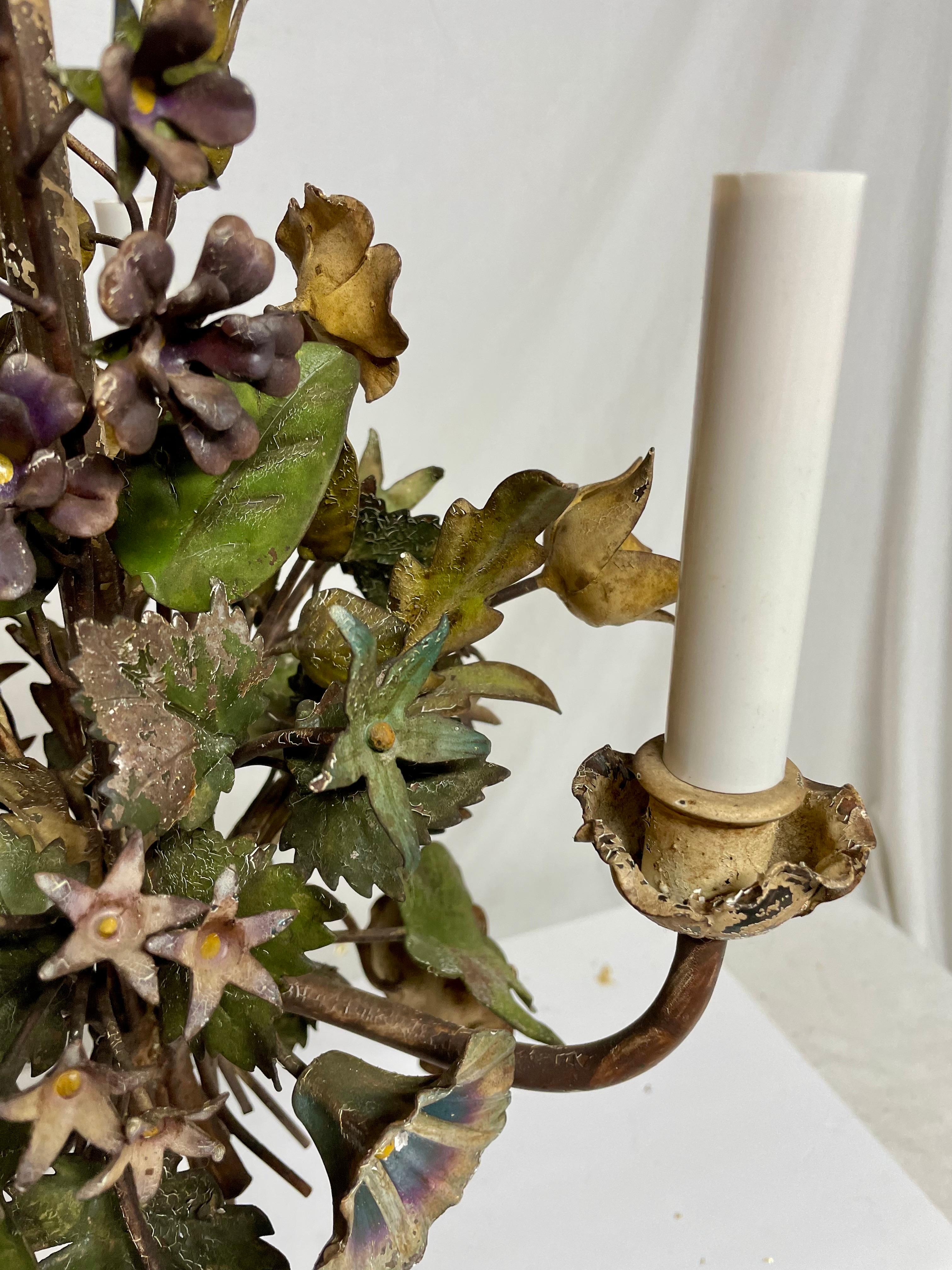 Vintage Italian Tole Floral Bouquet Kronleuchter (Handbemalt) im Angebot