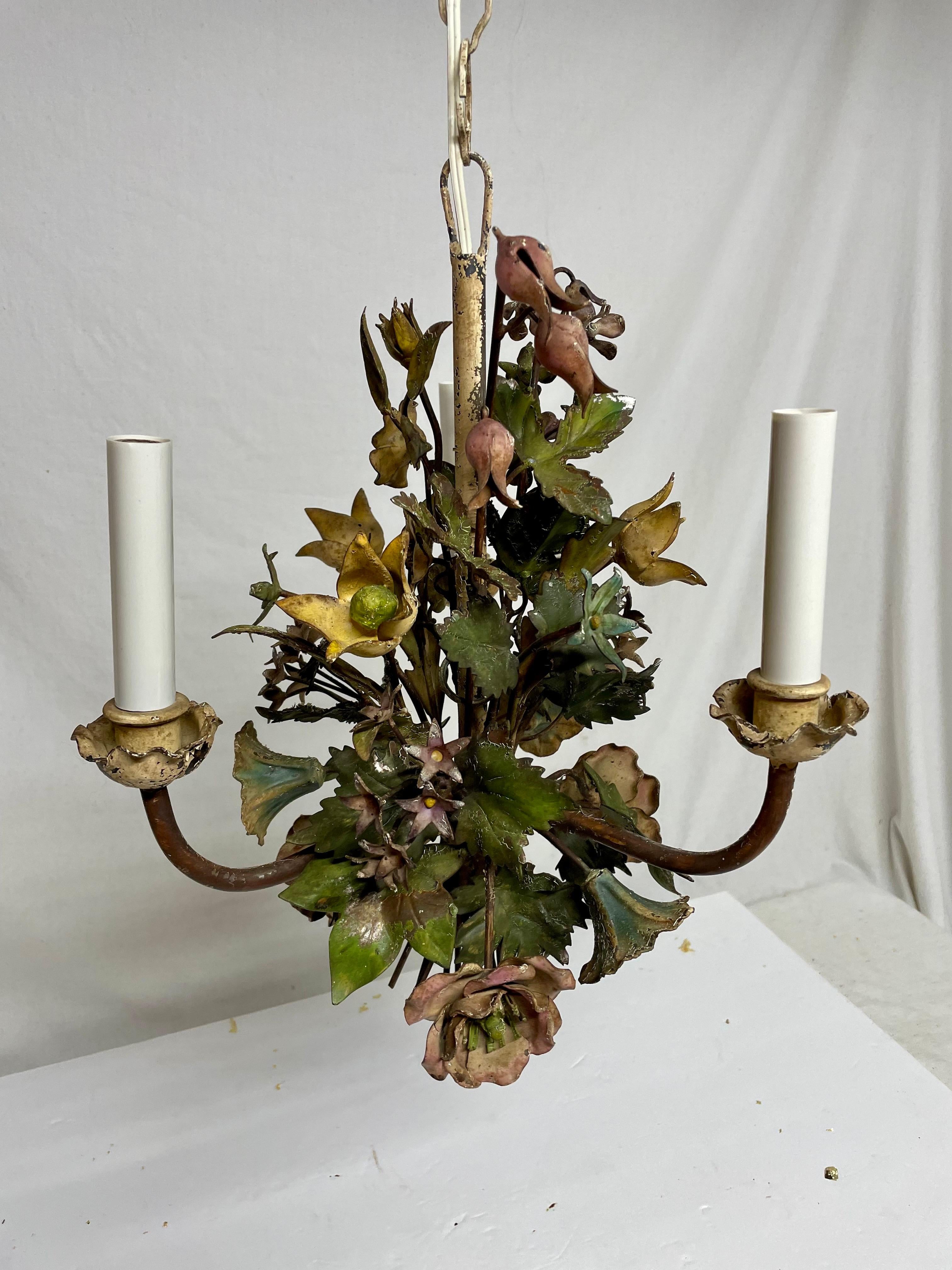 Vintage Italian Tole Floral Bouquet Kronleuchter (Metall) im Angebot
