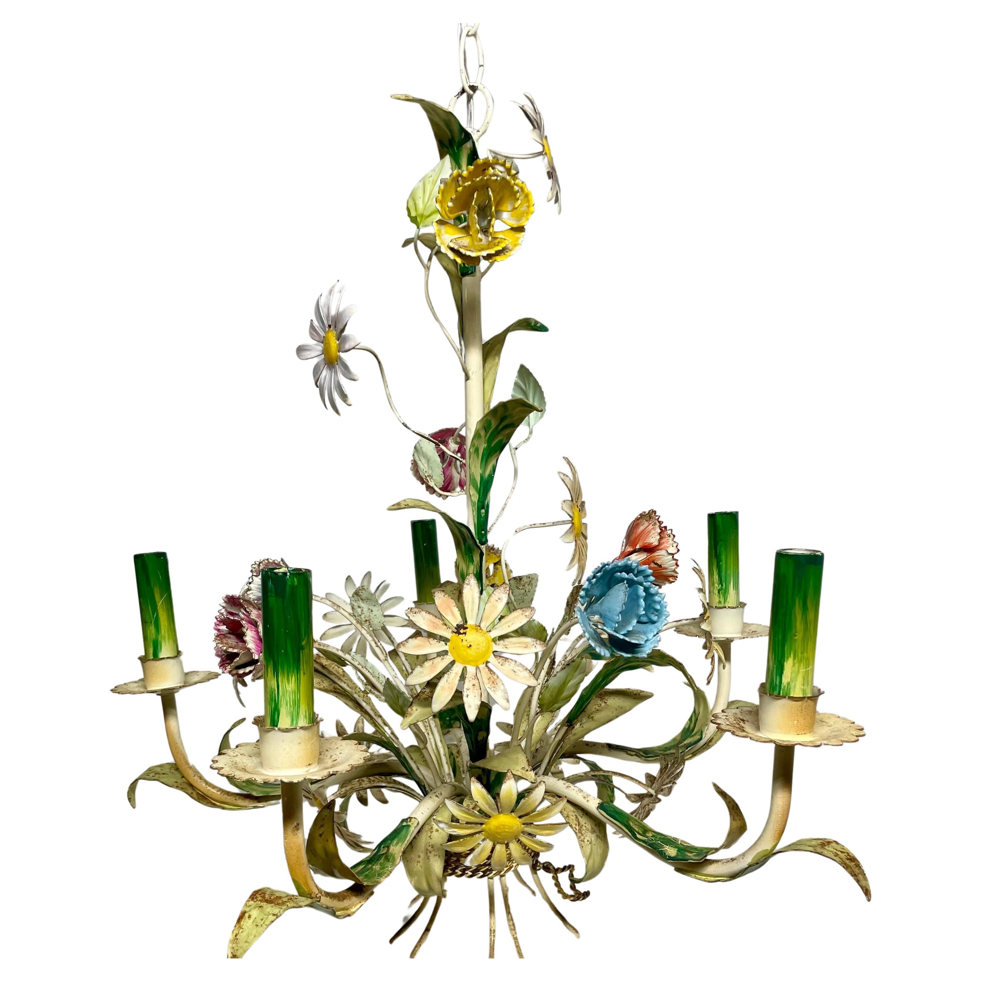 Lampadario floreale in tole Hollywood Regency. Come un bouquet con qualche  tipi di fiori multicolore e margherite e foglie verdi. Prodotto in Italia. Cinque  bracci con copricandela in metallo verniciato. Misura 20