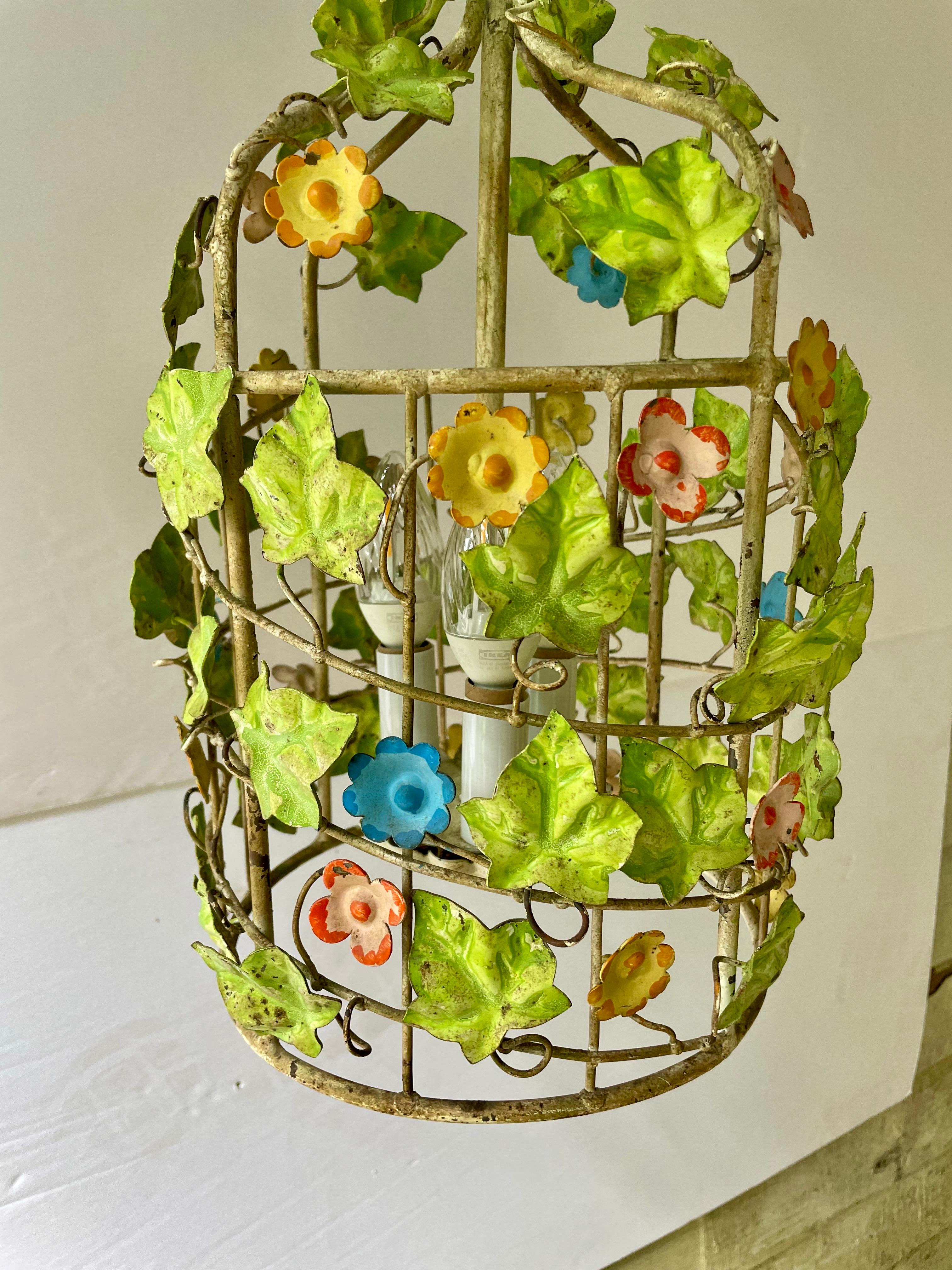 Metallo Lampadario floreale italiano vintage in tole in vendita