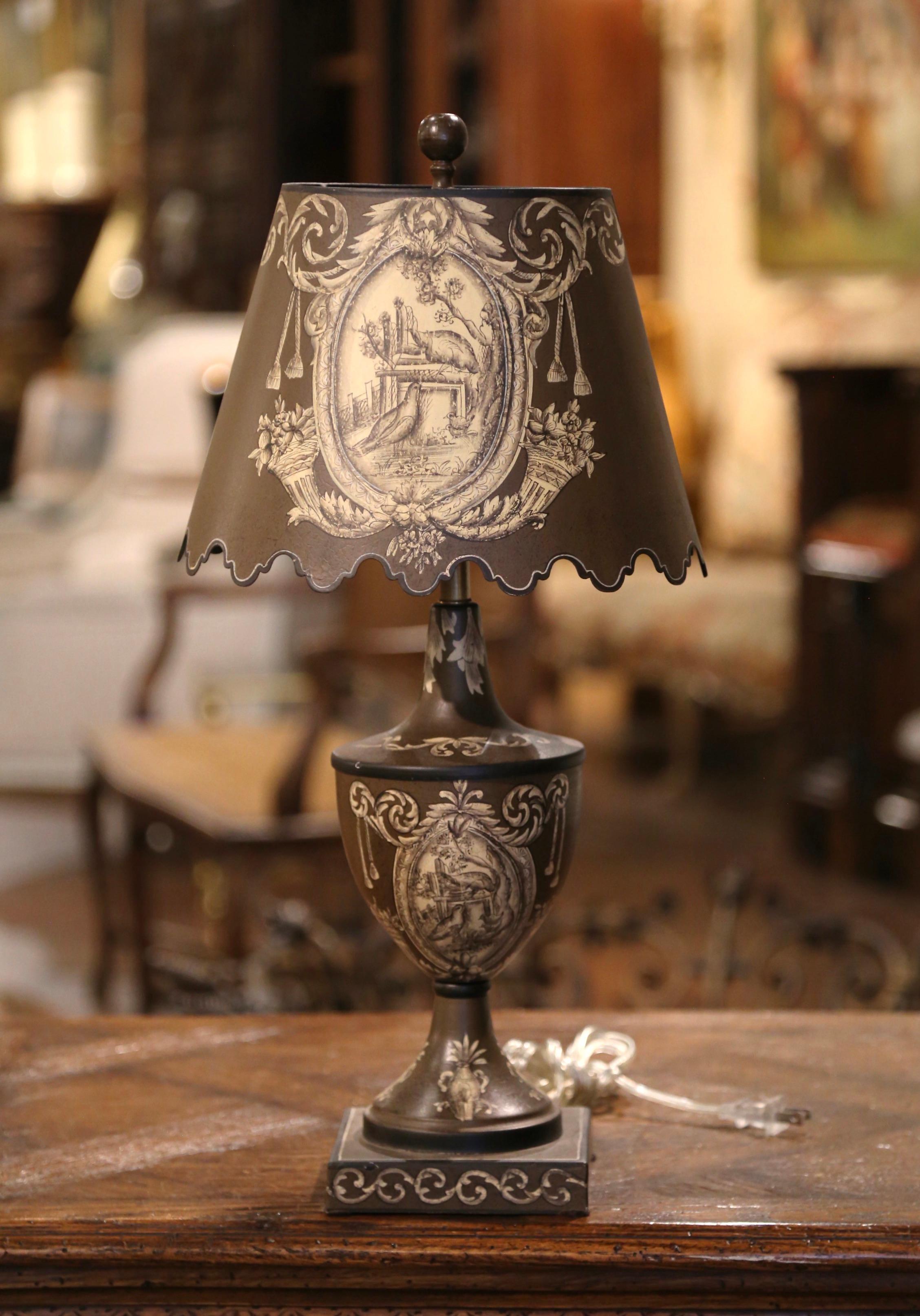 Vintage Italian Tole Metal Painted Table Lamp with Farm Scene Decor In Excellent Condition In Dallas, TX