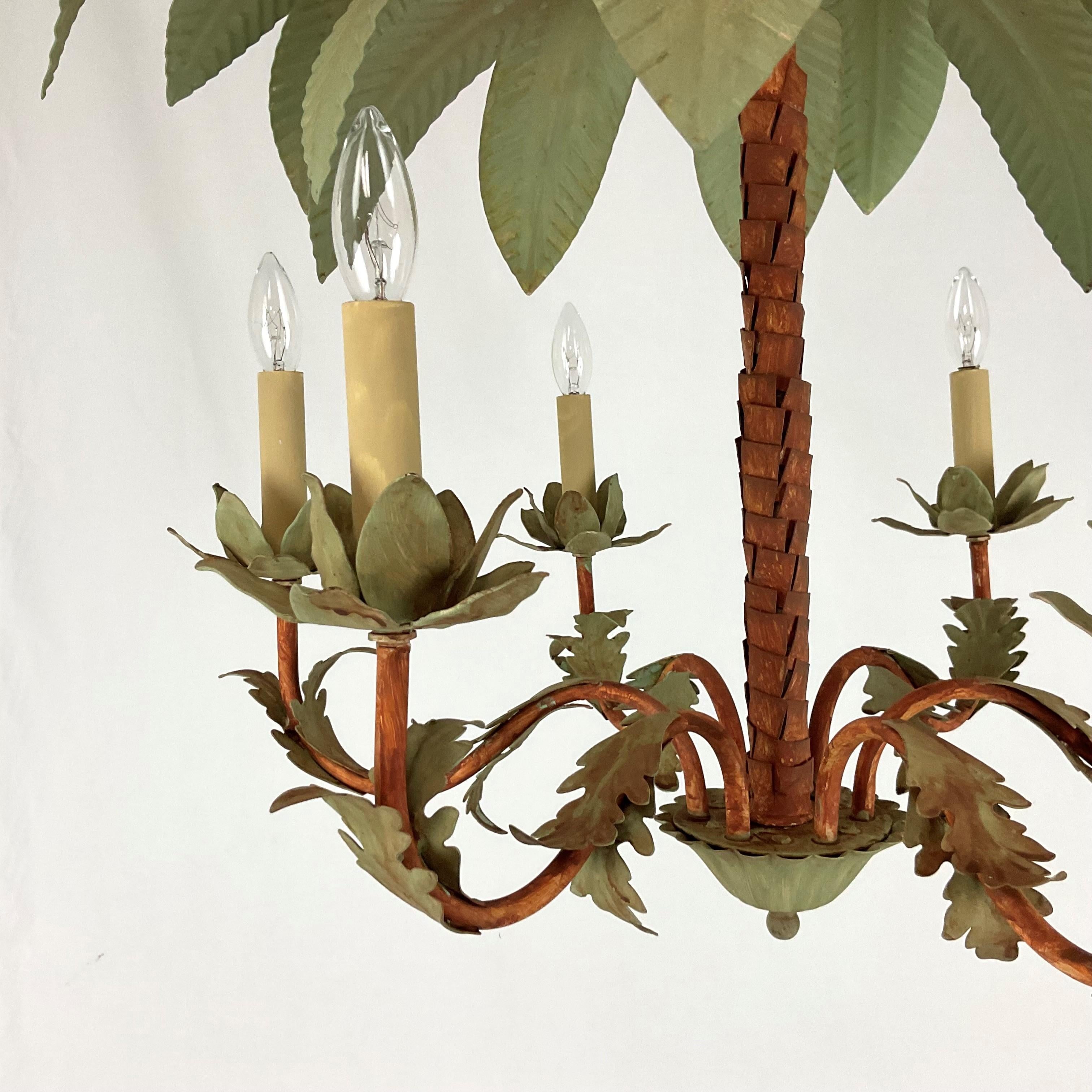 Rarísimo candelabro de palmeras de tole italiano de los años sesenta. Sencillo y con mucho encanto. Perfecto para una mesa de cocina informal o un comedor pequeño. Calidad estupenda. Todos los cables nuevos. Listo para instalar con todas sus piezas