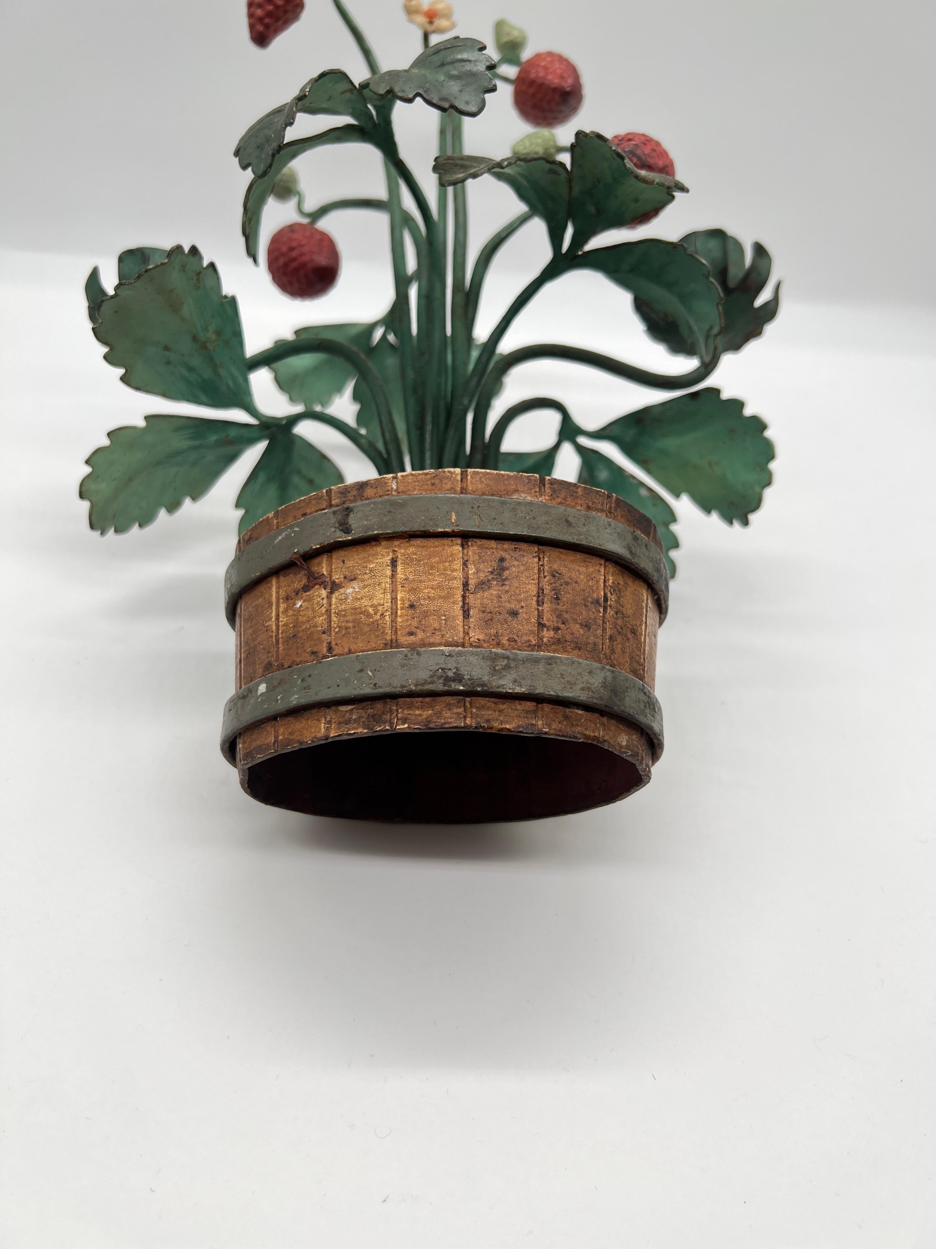 Italienischer Vintage-Kerzenständer aus Zinn mit Erdbeer-Topiary im Angebot 5