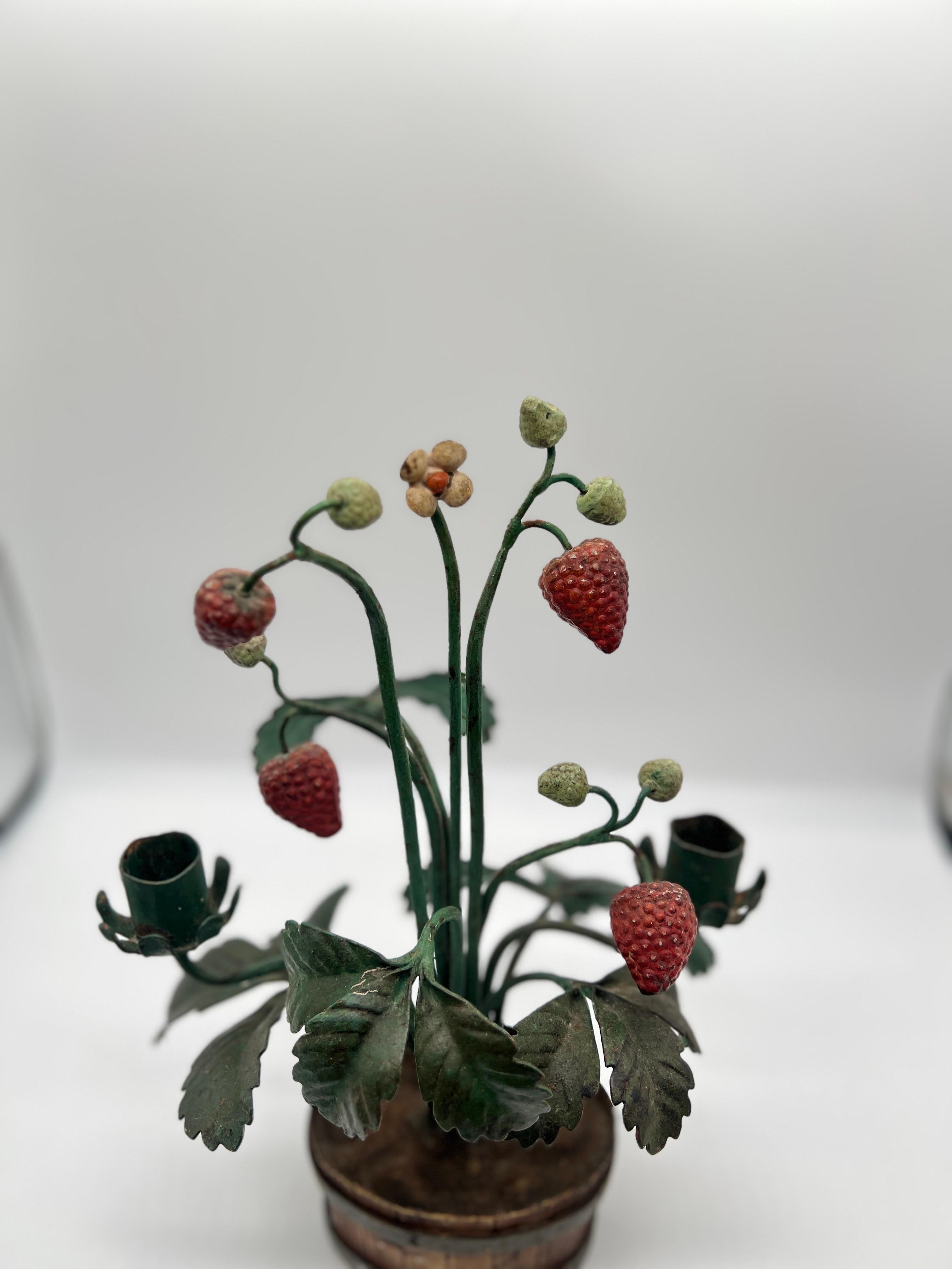 Italienischer Vintage-Kerzenständer aus Zinn mit Erdbeer-Topiary im Angebot 6