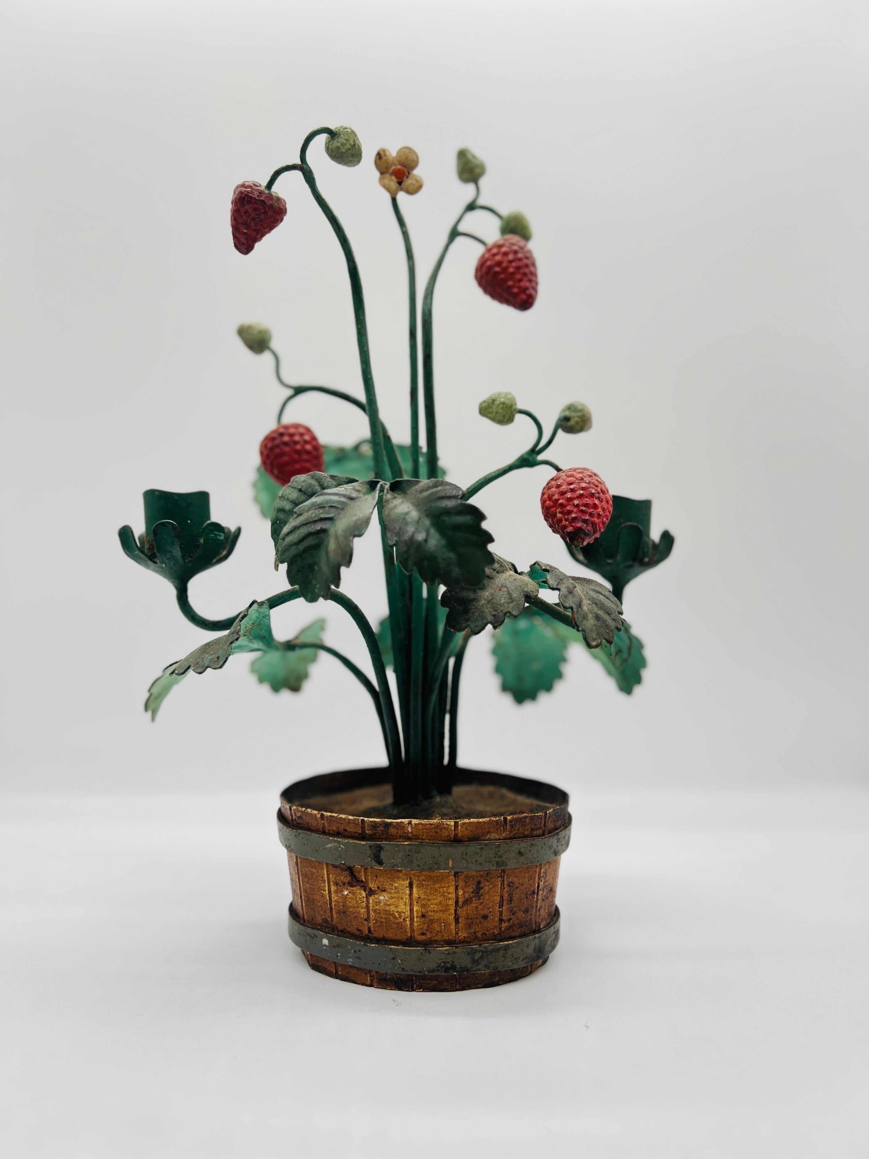 Italienischer Vintage-Kerzenständer aus Zinn mit Erdbeer-Topiary (20. Jahrhundert) im Angebot