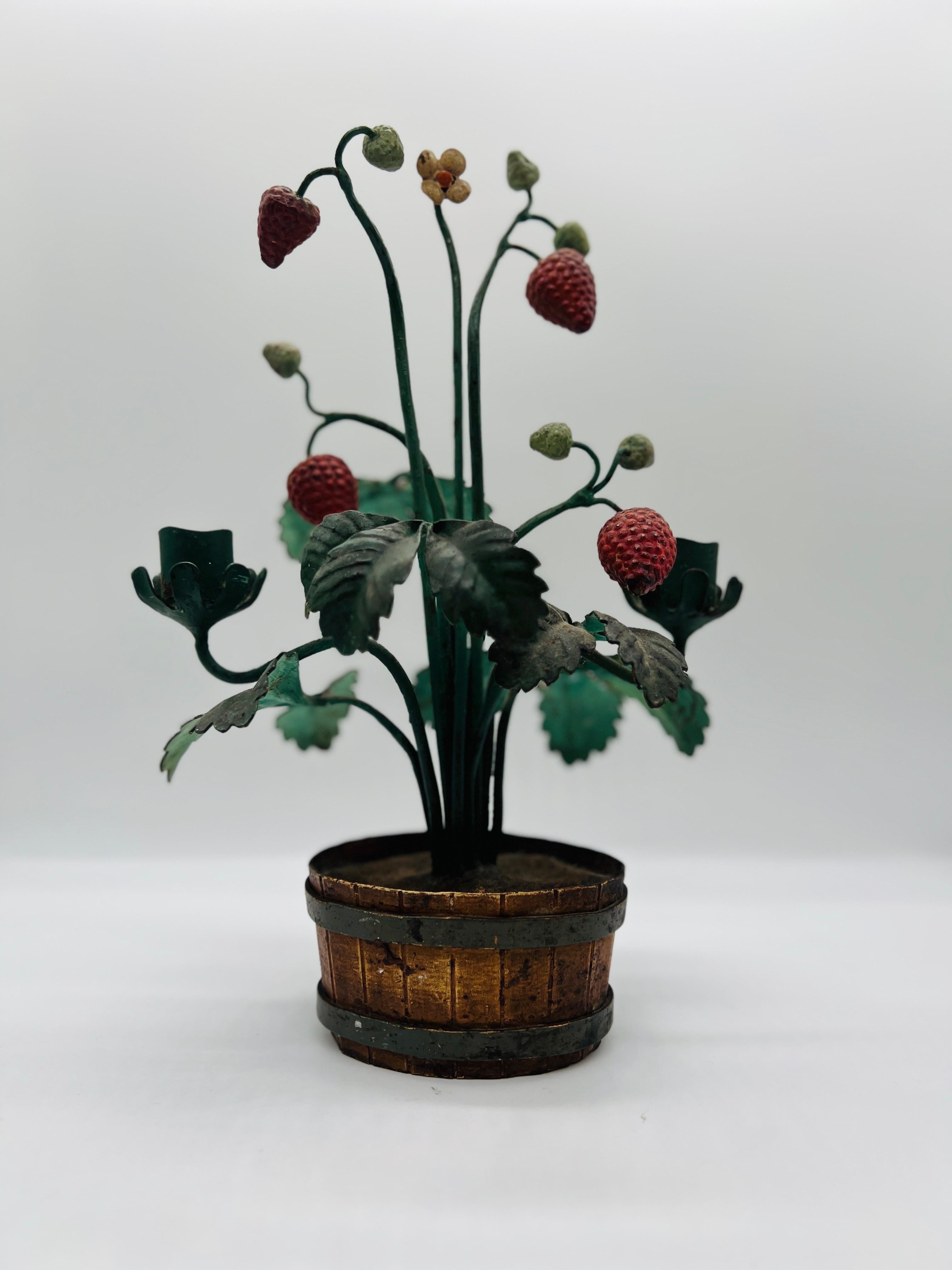 Italienischer Vintage-Kerzenständer aus Zinn mit Erdbeer-Topiary (Metall) im Angebot