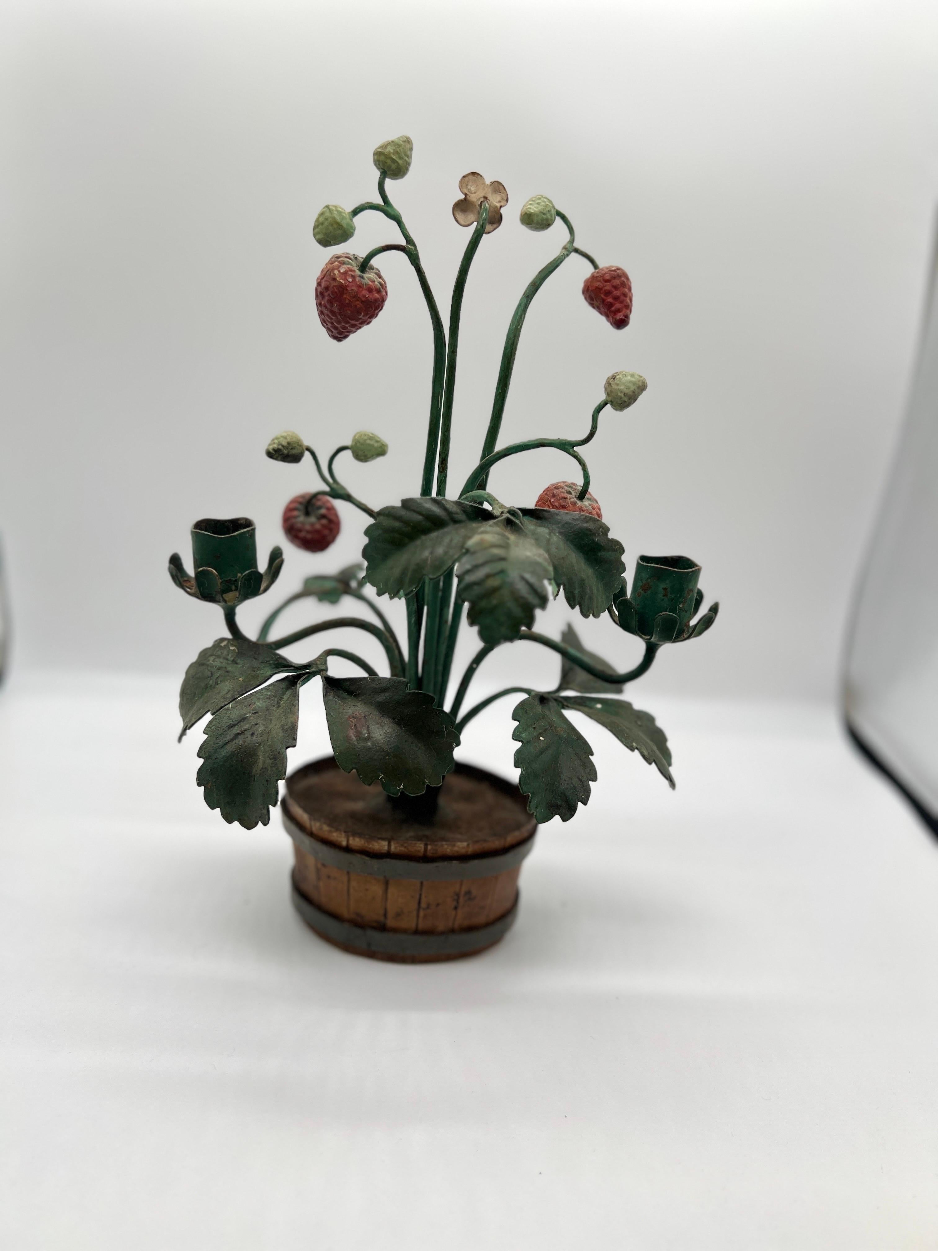 Italienischer Vintage-Kerzenständer aus Zinn mit Erdbeer-Topiary im Angebot 3