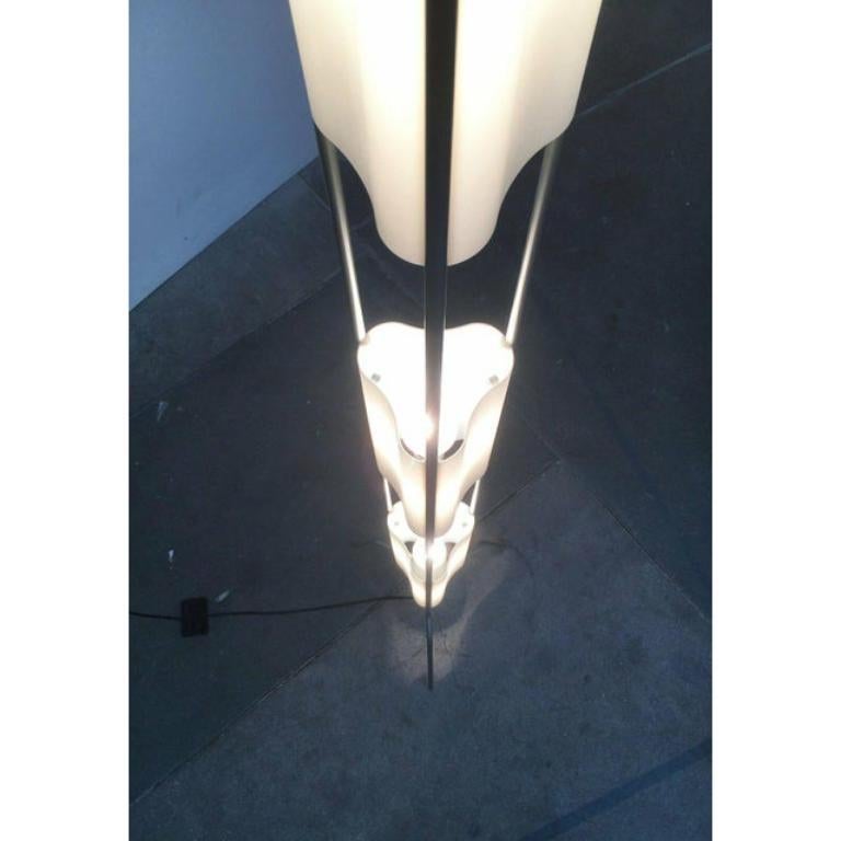 Rara lámpara de pie del fabricante italiano Foscarini basada en un diseño de Valerio Bottini de finales de los 90.

Al jugar con superficies abiertas y cerradas, este diseño parece especialmente transparente y ligero. Llaman la atención los tres