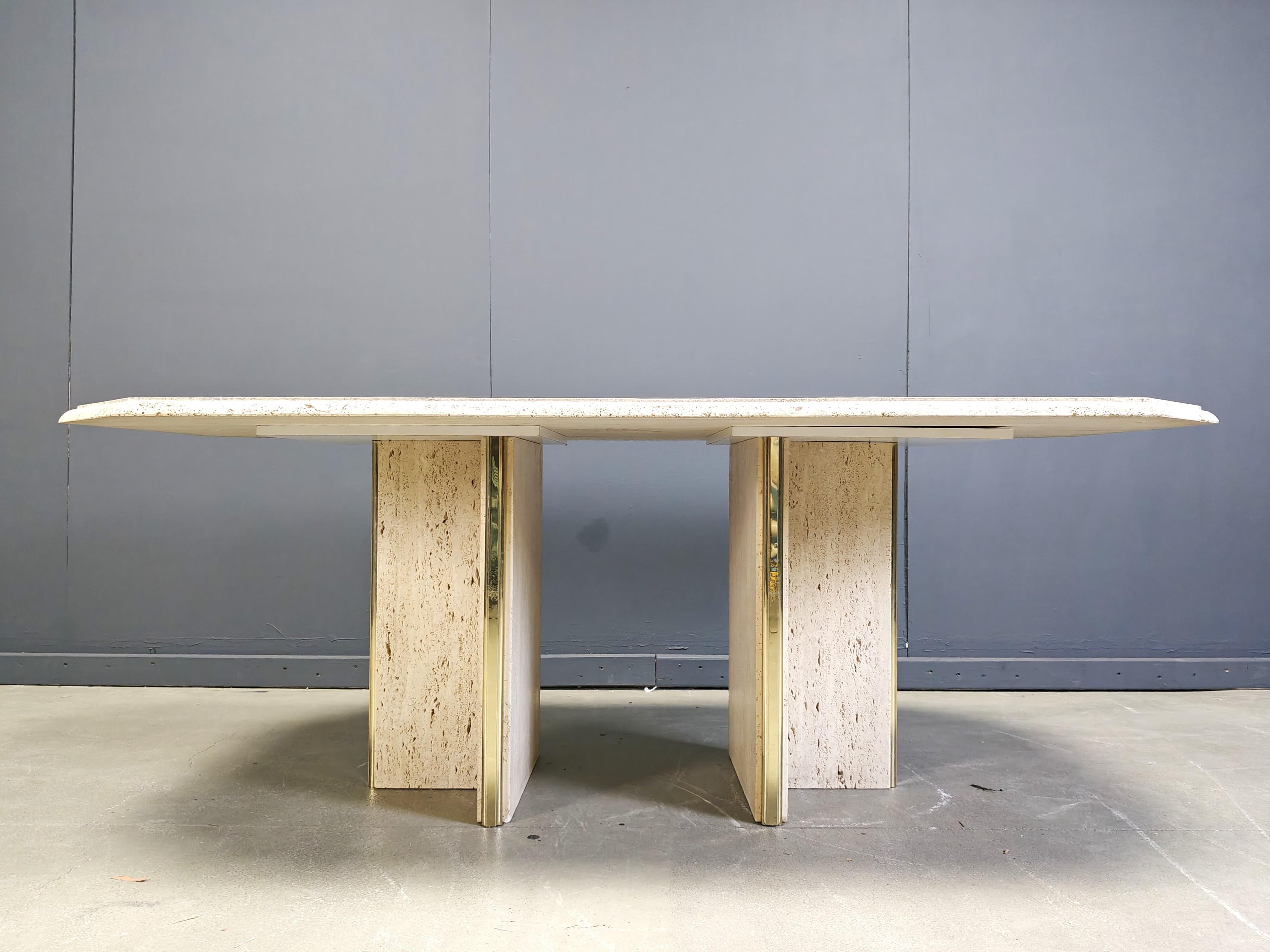 Table de salle à manger italienne vintage en travertin et laiton 1970 en vente 4