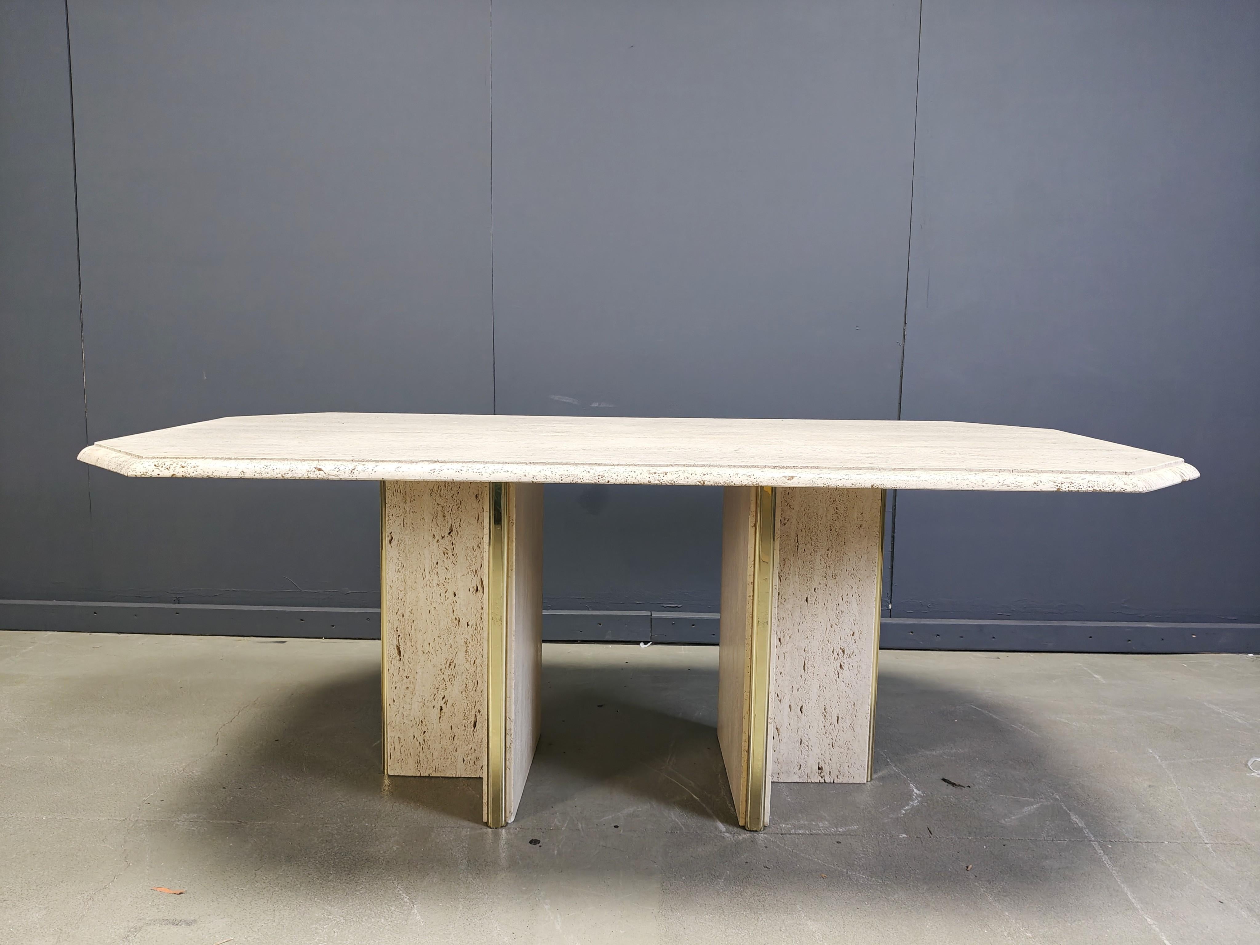 Table de salle à manger italienne vintage en travertin et laiton 1970 en vente 5