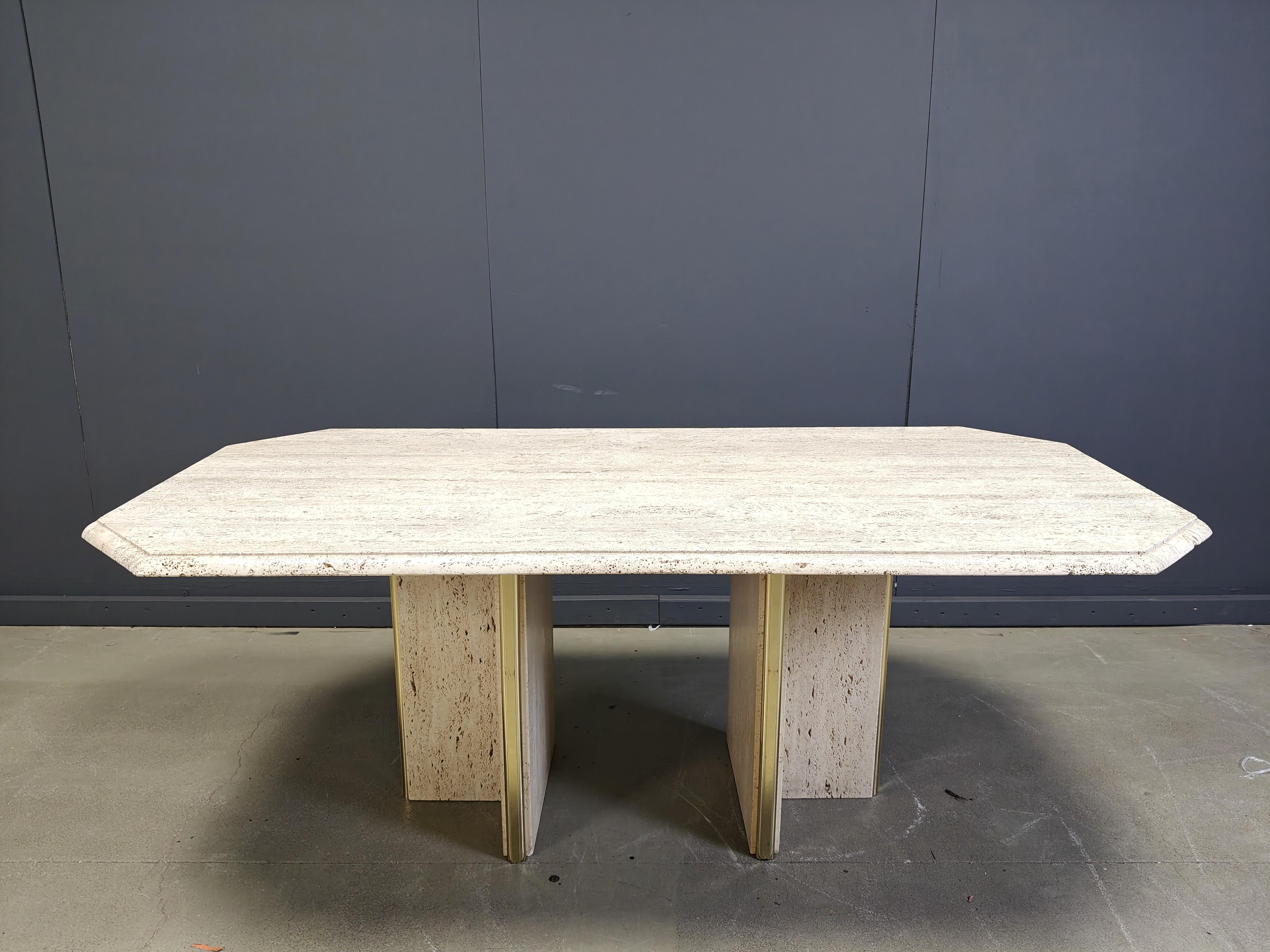 Table de salle à manger italienne vintage en travertin et laiton 1970 en vente 6