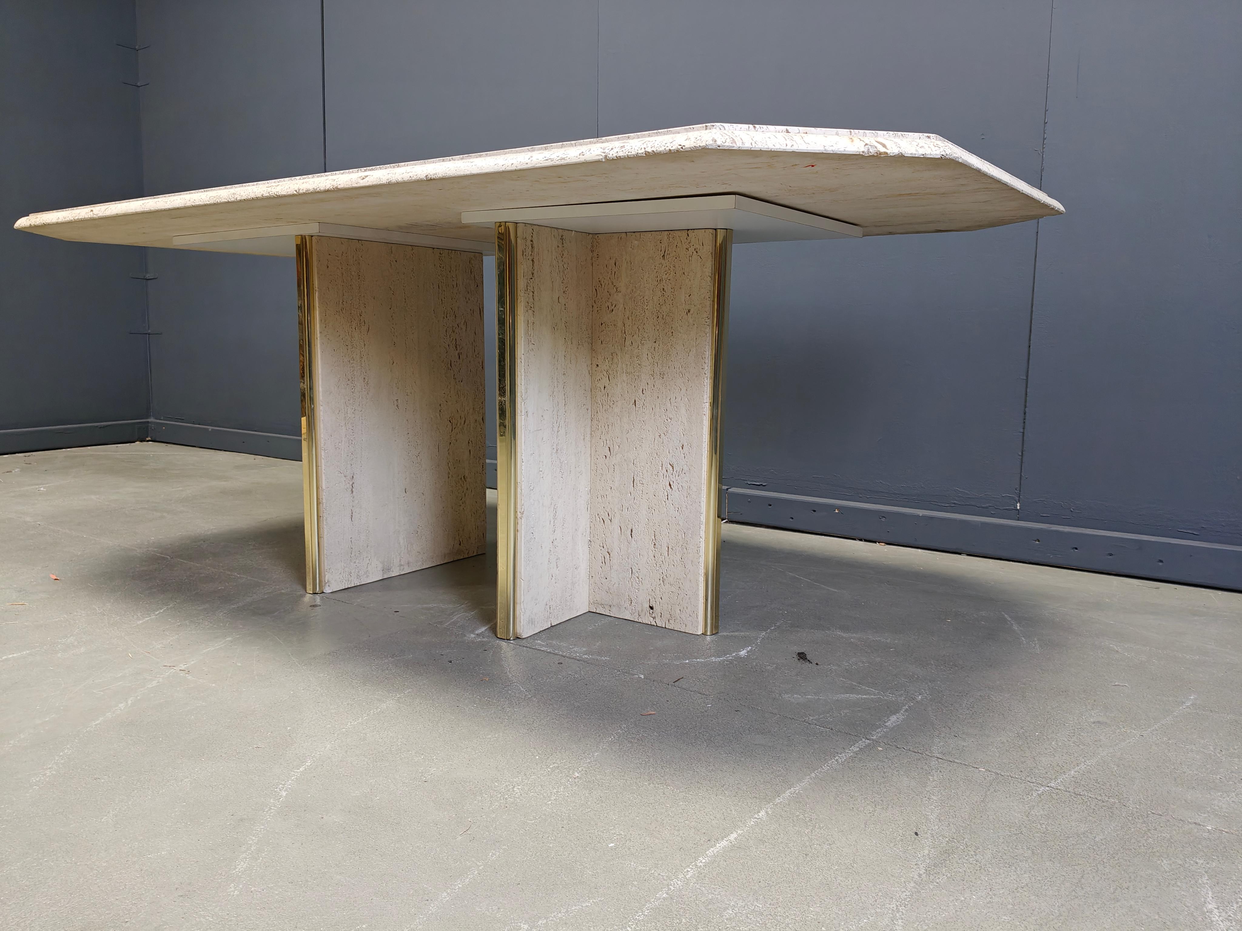 Hollywood Regency Table de salle à manger italienne vintage en travertin et laiton 1970 en vente