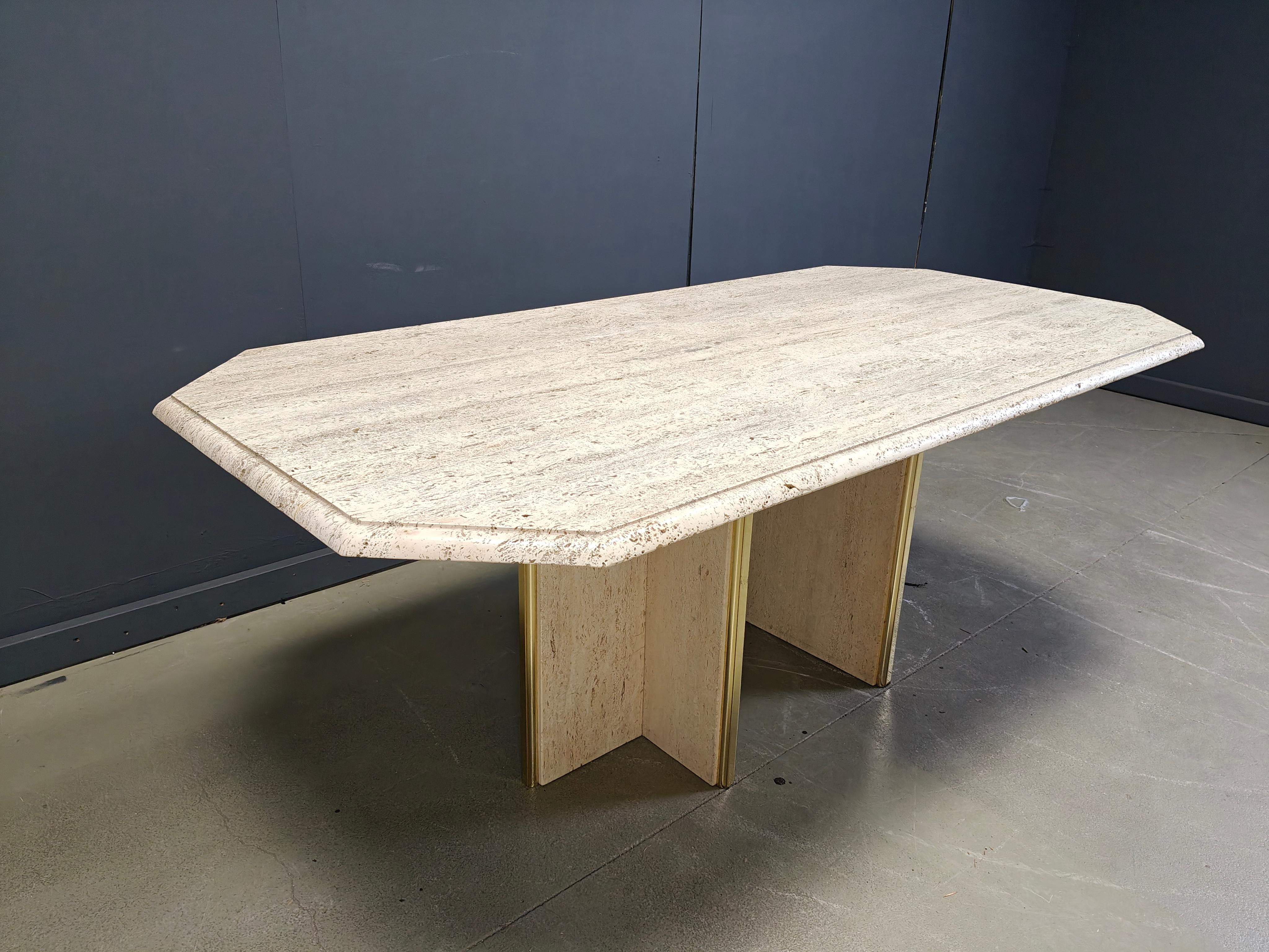 Table de salle à manger italienne vintage en travertin et laiton 1970 en vente 1