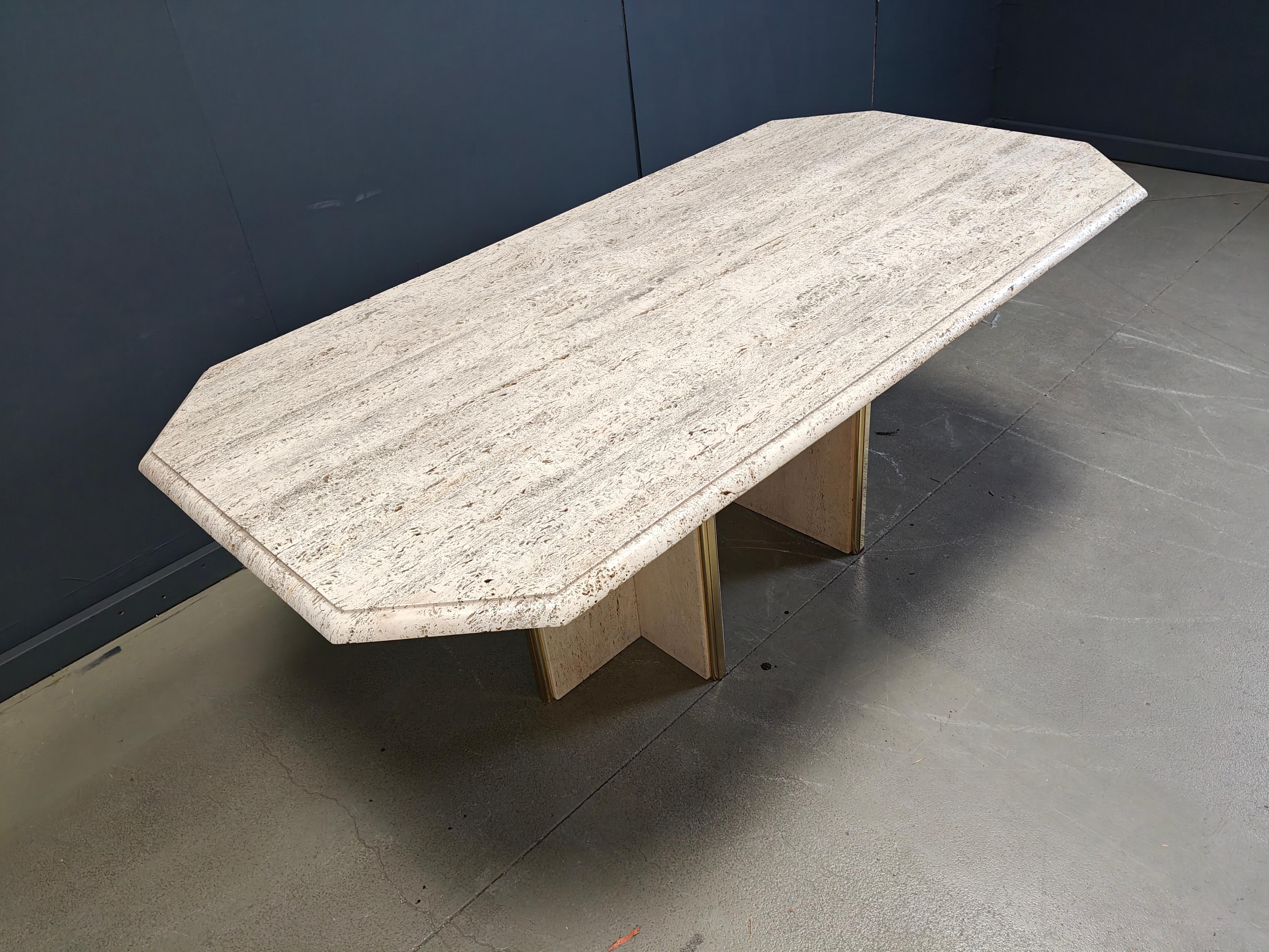 Table de salle à manger italienne vintage en travertin et laiton 1970 en vente 2