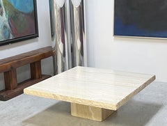 Tavolino da caffè in travertino italiano vintage con bordo vivo di Stone International