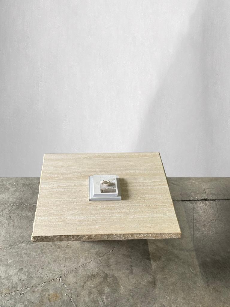 Postmoderne Table basse italienne vintage en travertin avec bord vif, par Stone International en vente