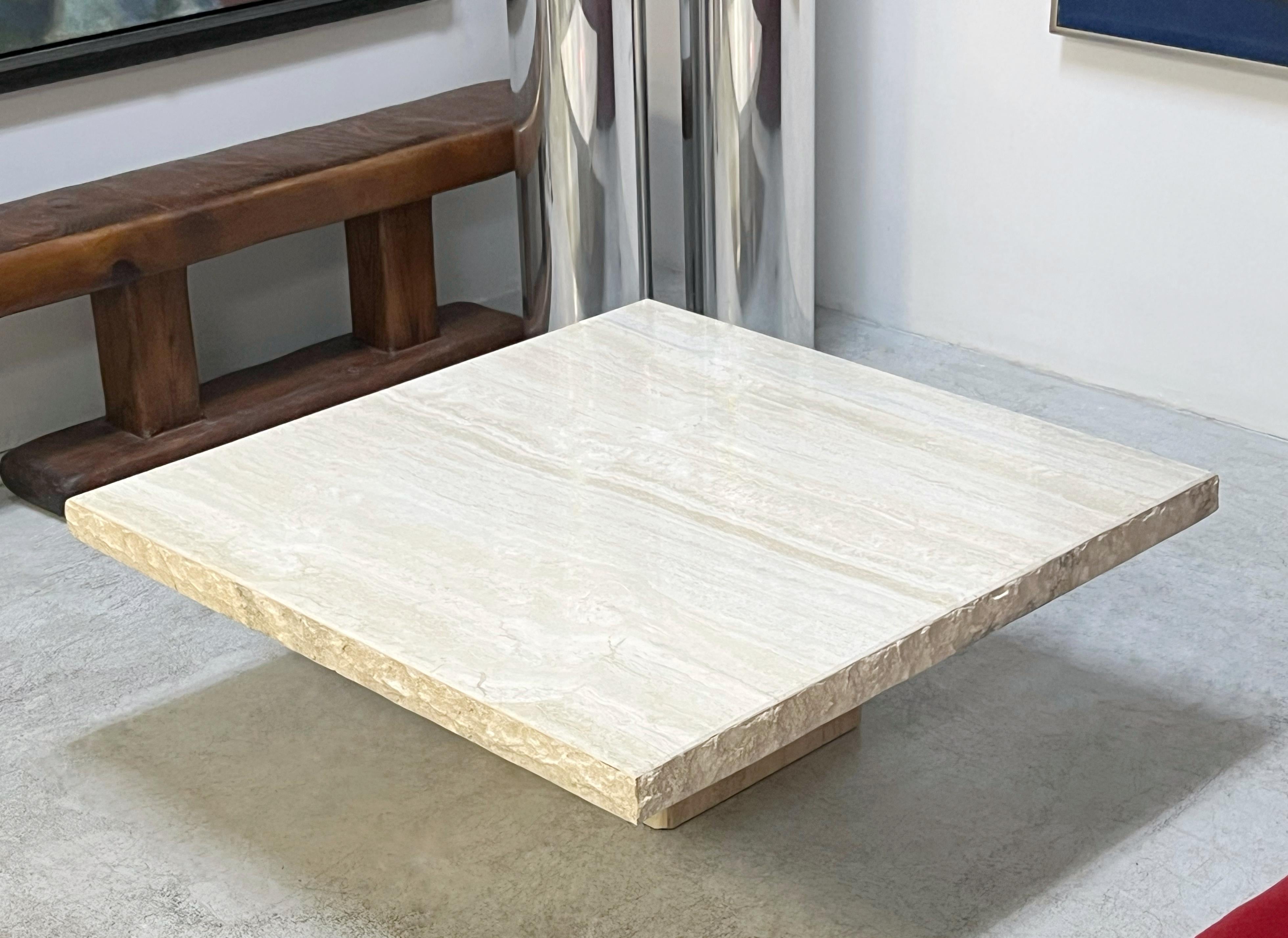 Mesa baja de travertino italiano vintage con borde vivo de Stone International Italiano en venta