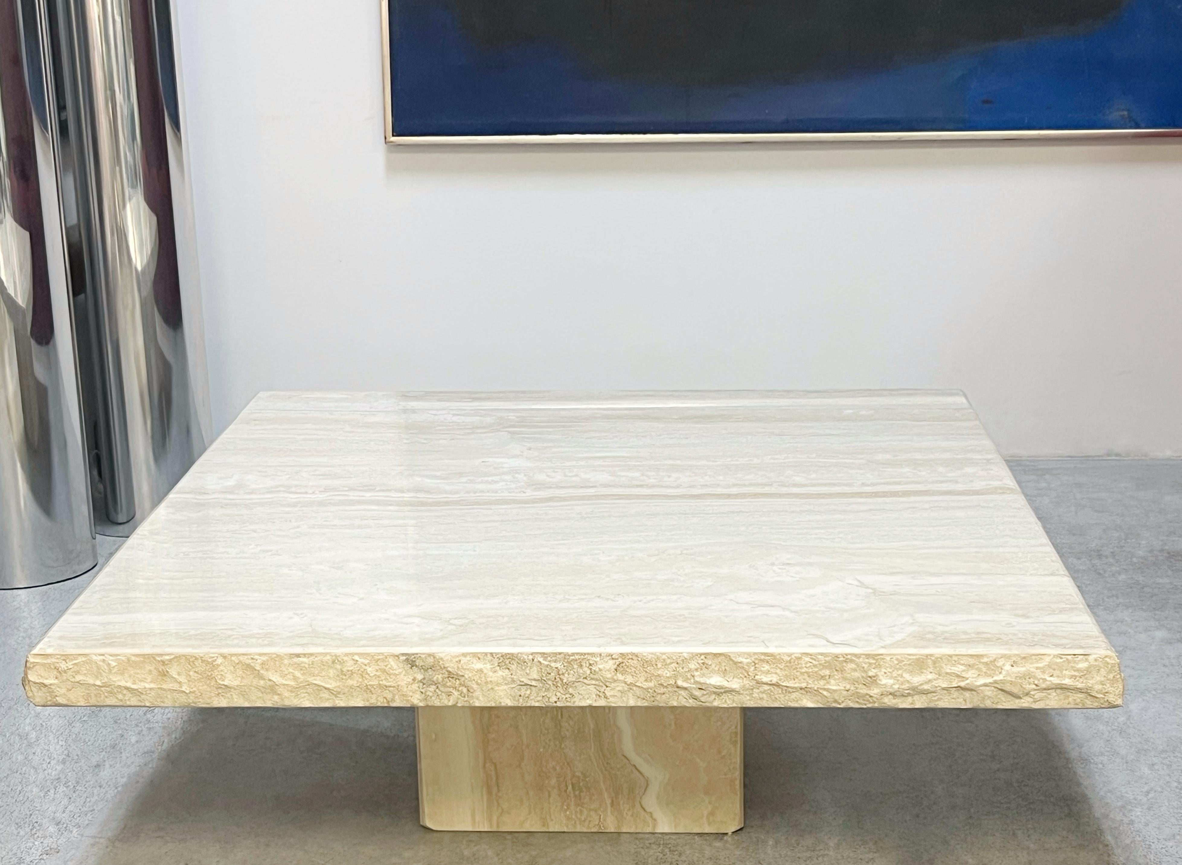 Mesa baja de travertino italiano vintage con borde vivo de Stone International en Bueno estado para la venta en Miami, FL