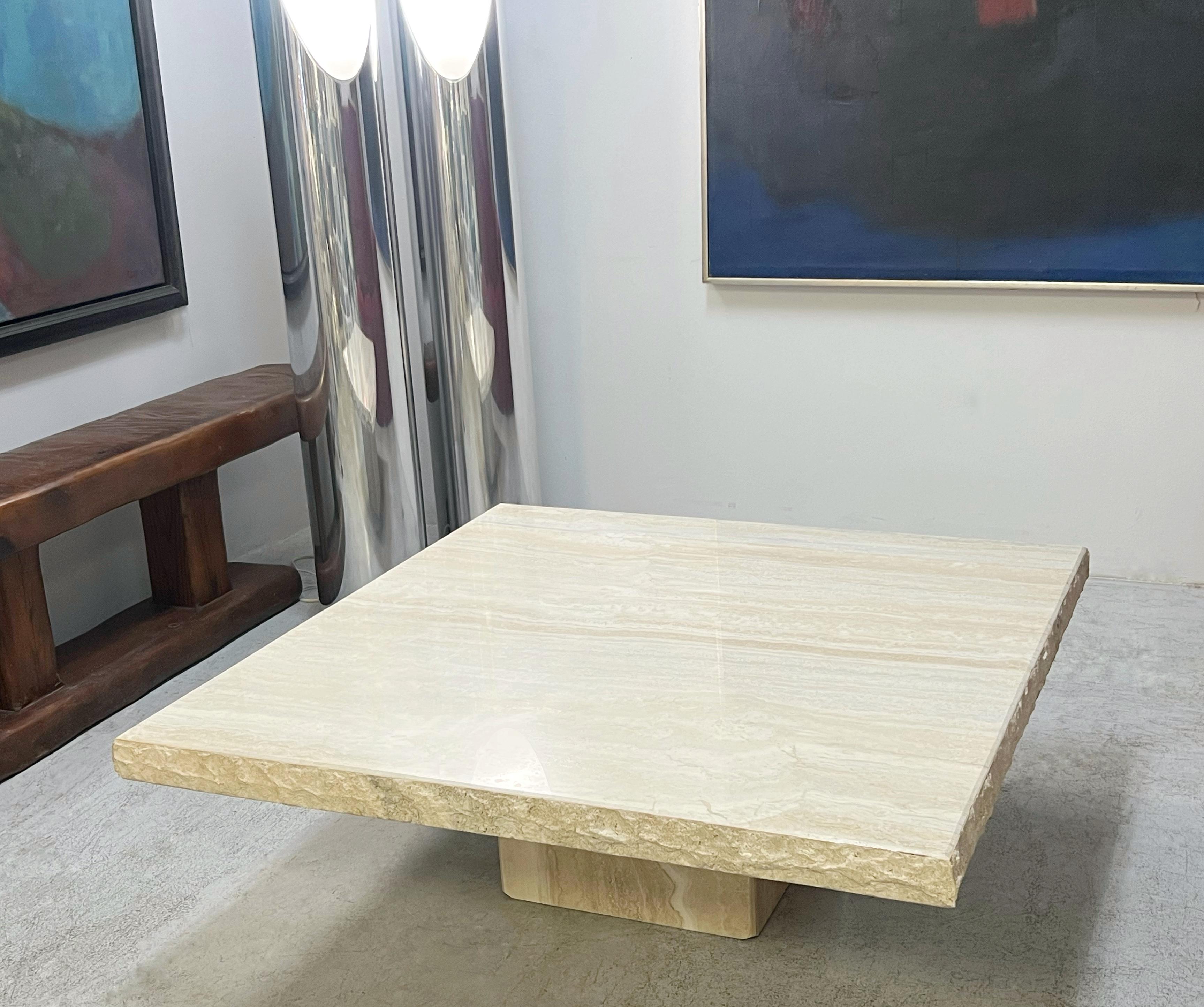 Mesa baja de travertino italiano vintage con borde vivo de Stone International finales del siglo XX en venta