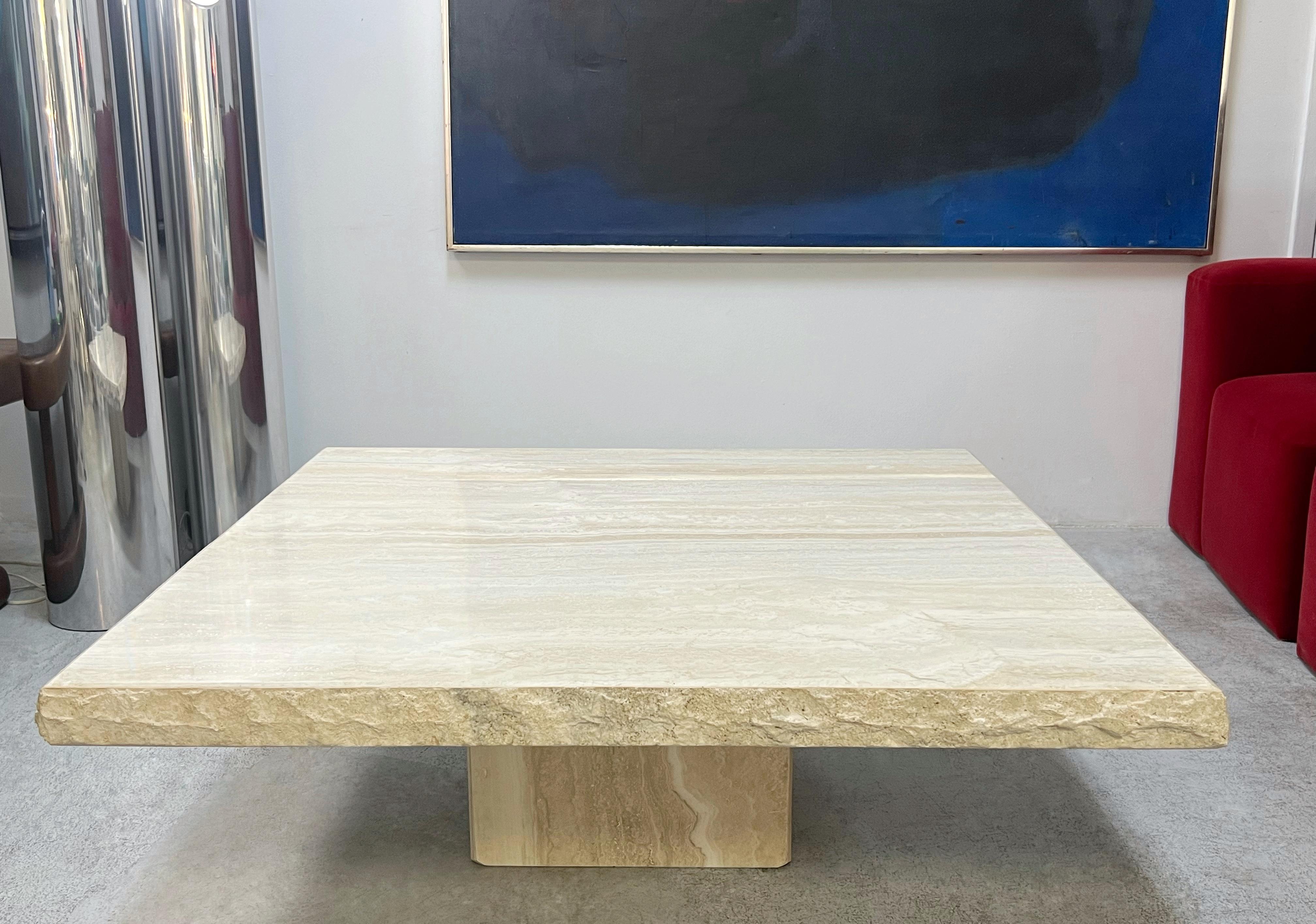 Mesa baja de travertino italiano vintage con borde vivo de Stone International Travertino en venta