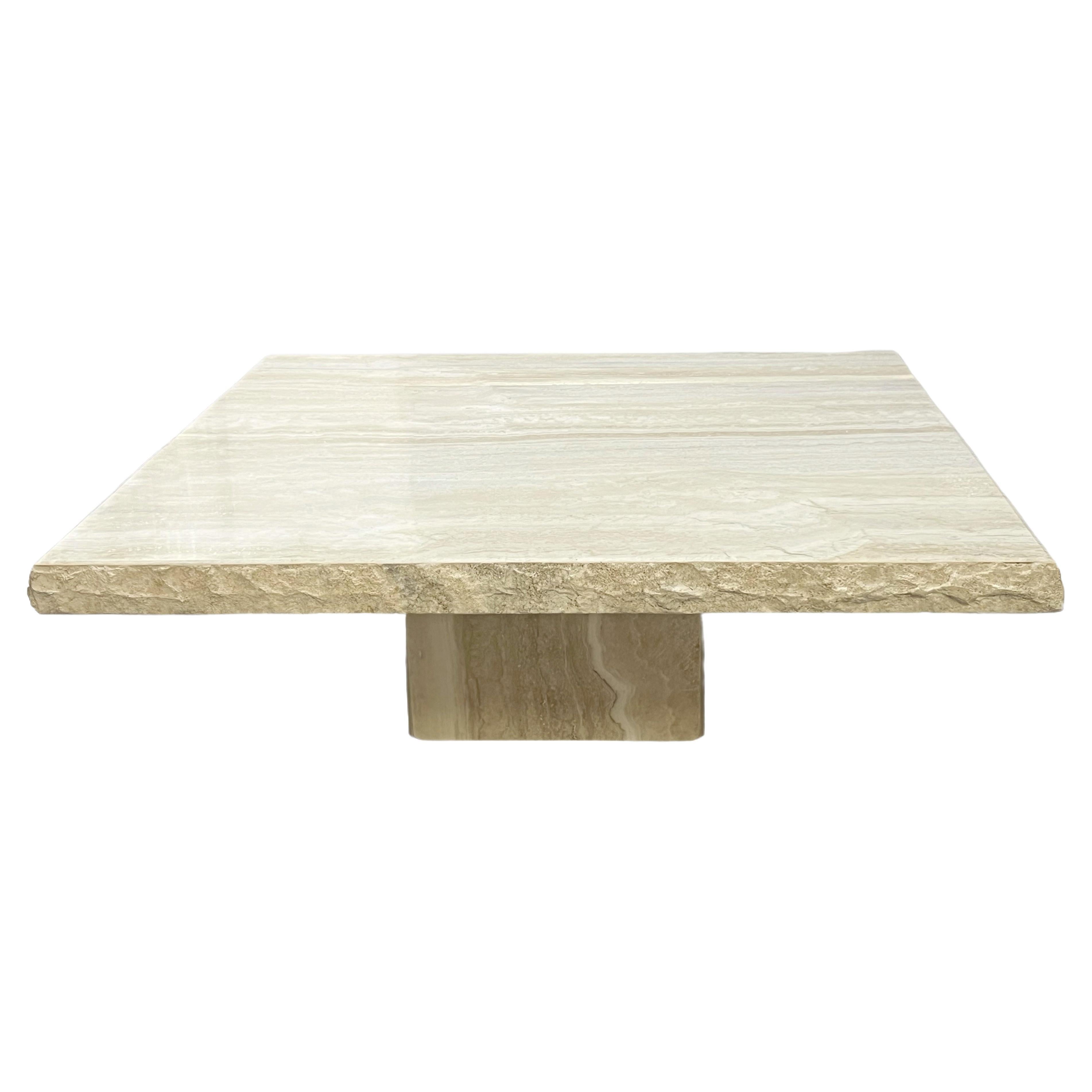 Italienischer Vintage-Couchtisch aus Travertin mit naturfarbener Kante von Stone International