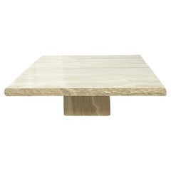 Table basse italienne vintage en travertin avec bord vif par Stone International