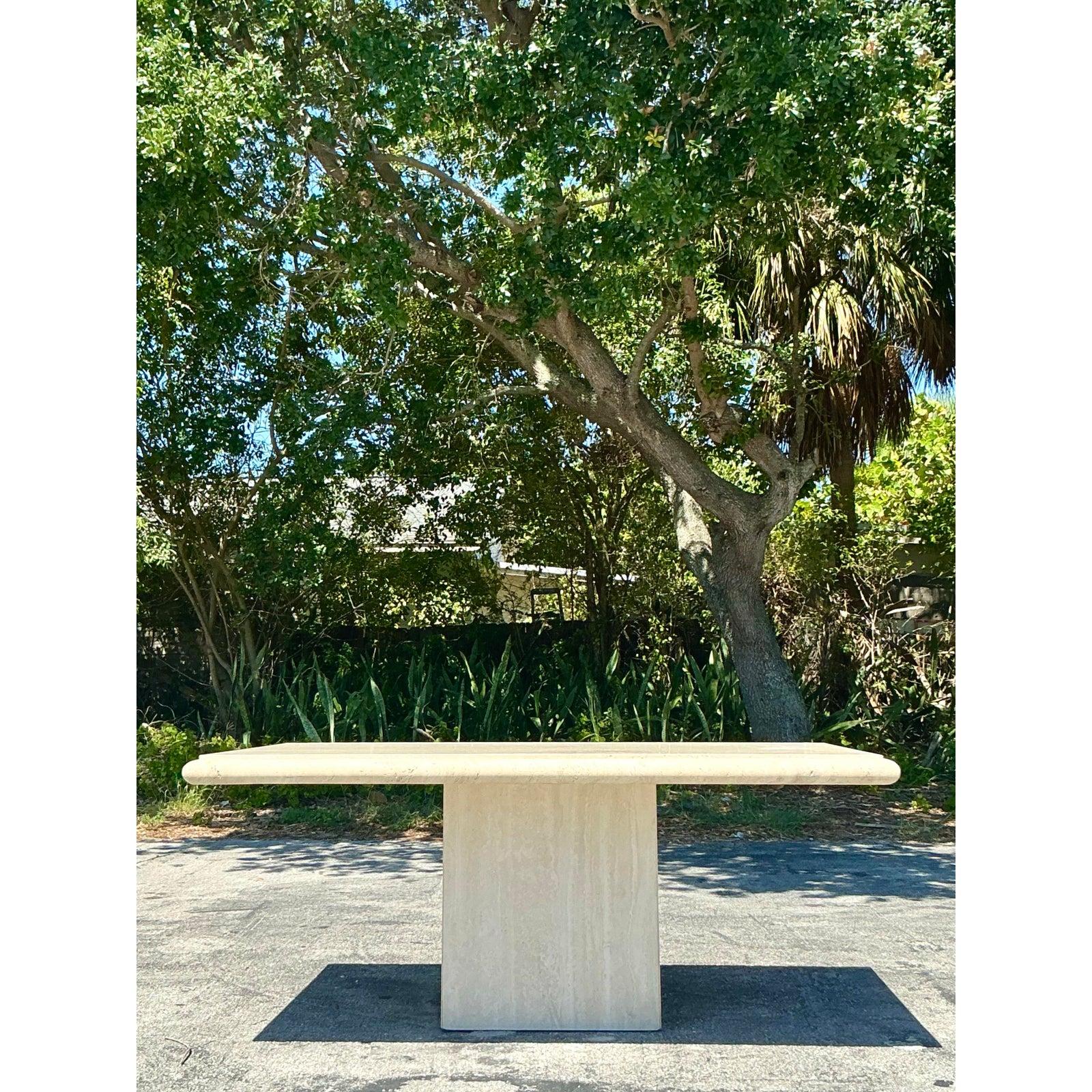 Rehaussez votre espace repas avec cette exquise table à manger en travertin italien vintage, véritable témoignage d'un design durable et d'une beauté naturelle. Fabriquée en Italie, cette table présente un plateau rectangulaire imposant qui met en