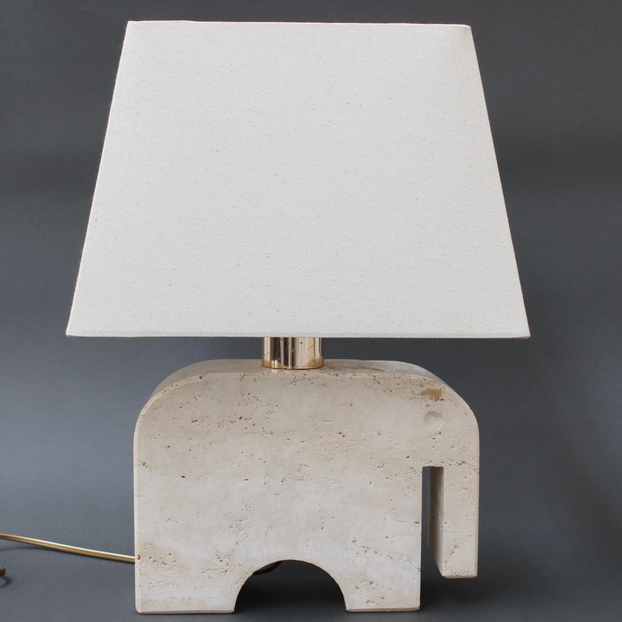 A vintage travertine whimsical elephant table lamp by Mannelli Bros., Florence, Italy (circa 1970s). A joyful, real travertine stylised elephant will delight art lovers and collectors and provide lighting at the same time! Minimalist in style with