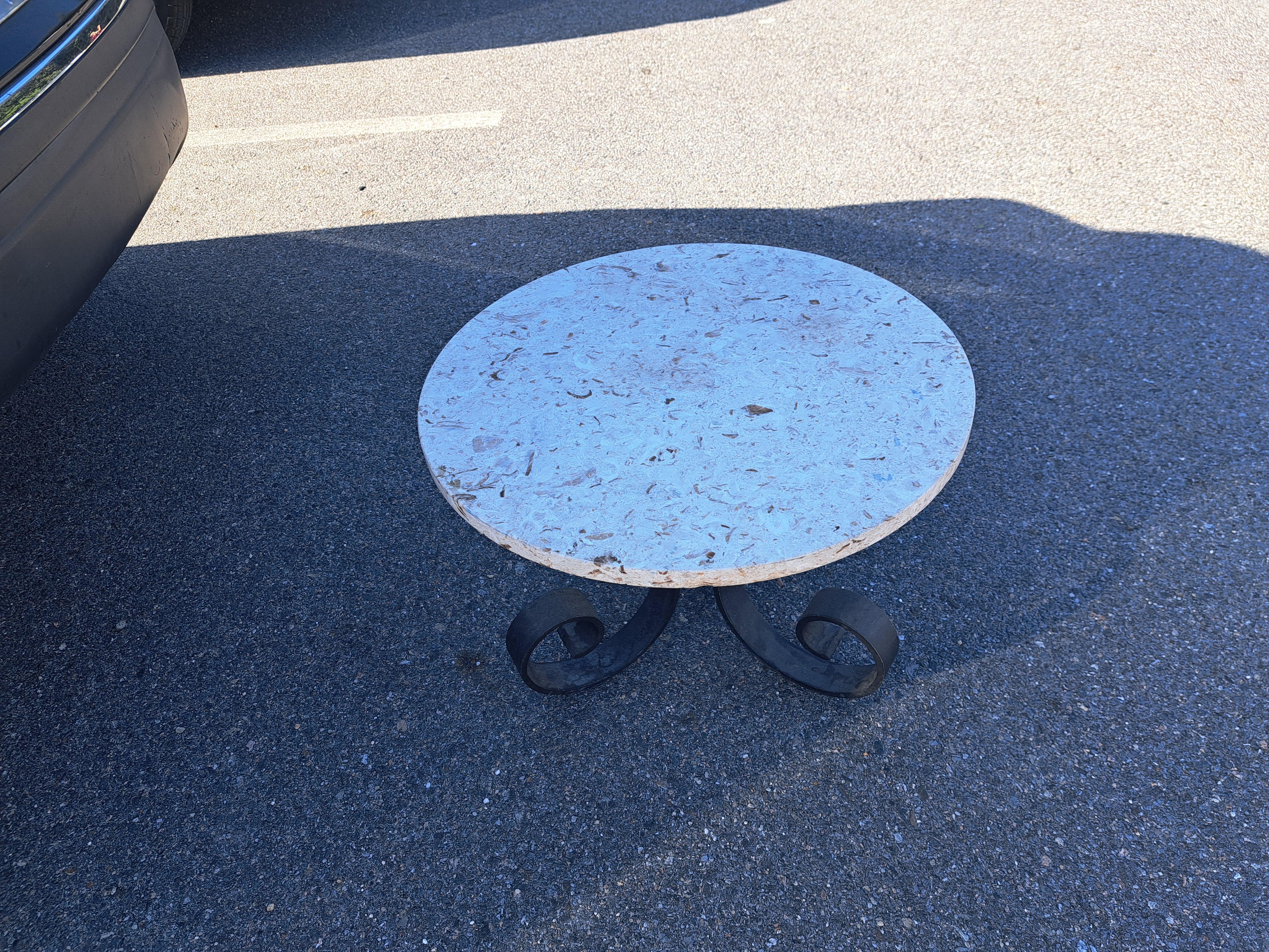 Vintage Hollywood Regency runder Beistelltisch aus Travertinmarmor mit verschnörkeltem Schmiedeeisen und Hartholzsockel.